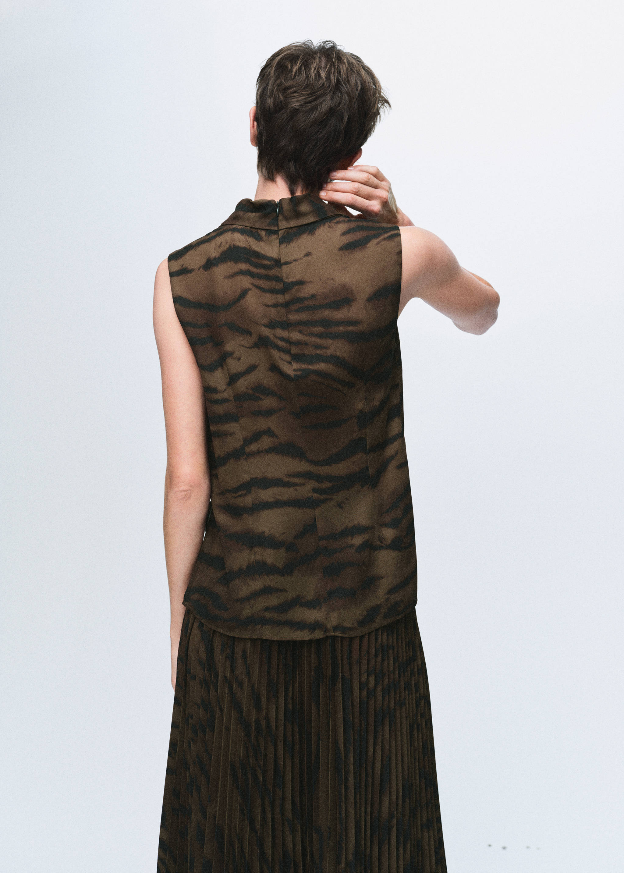 Animal-print blouse with draped collar - Reverse of the article