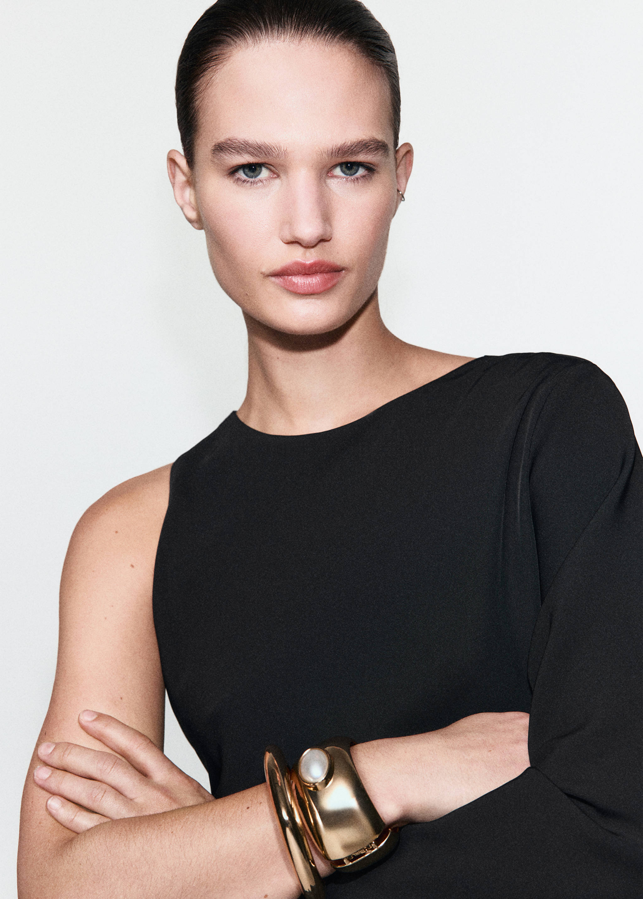 Dress with asymmetrical sleeves - Details of the article 1