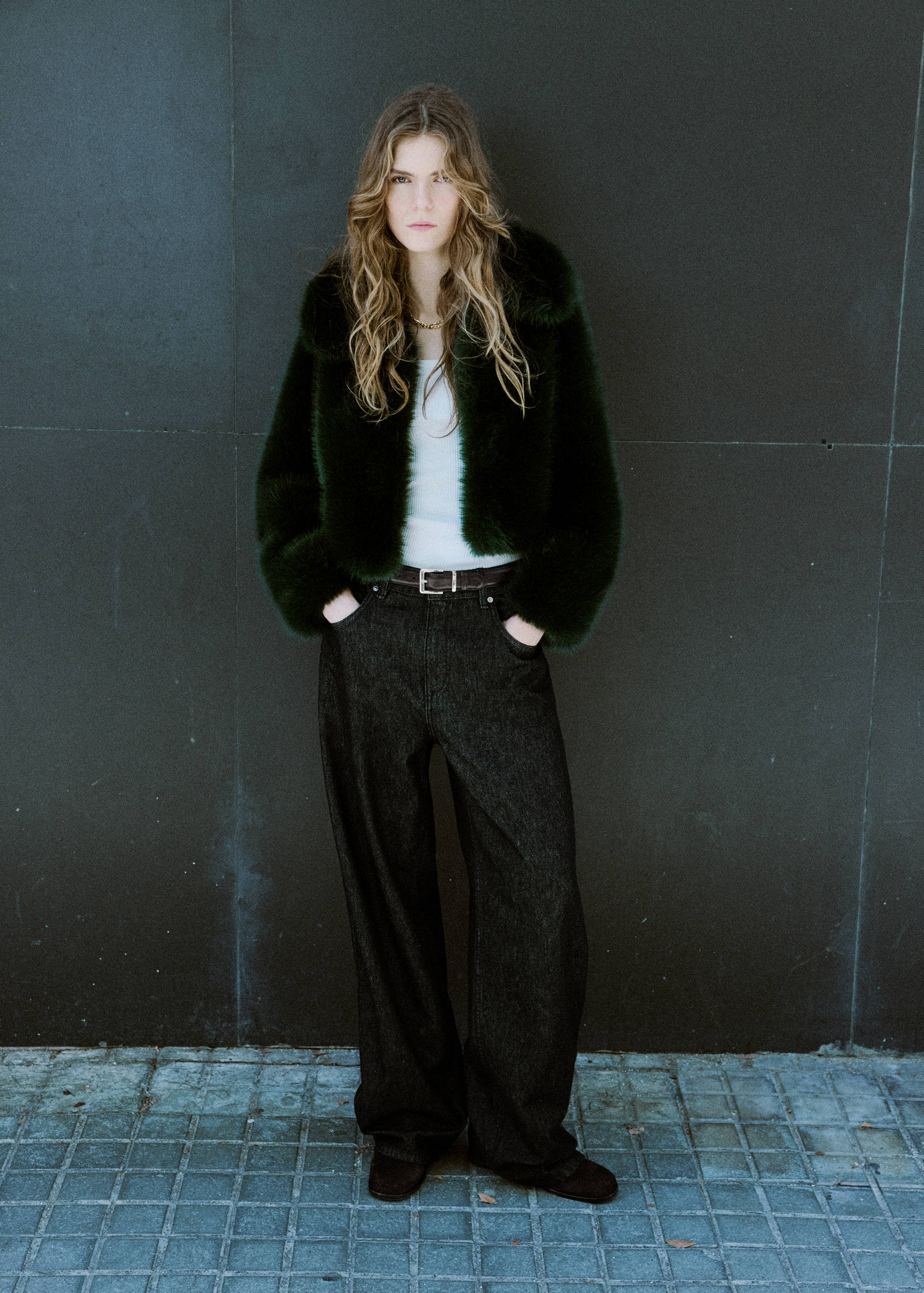 Chaqueta crop efecto pelo - Plano general