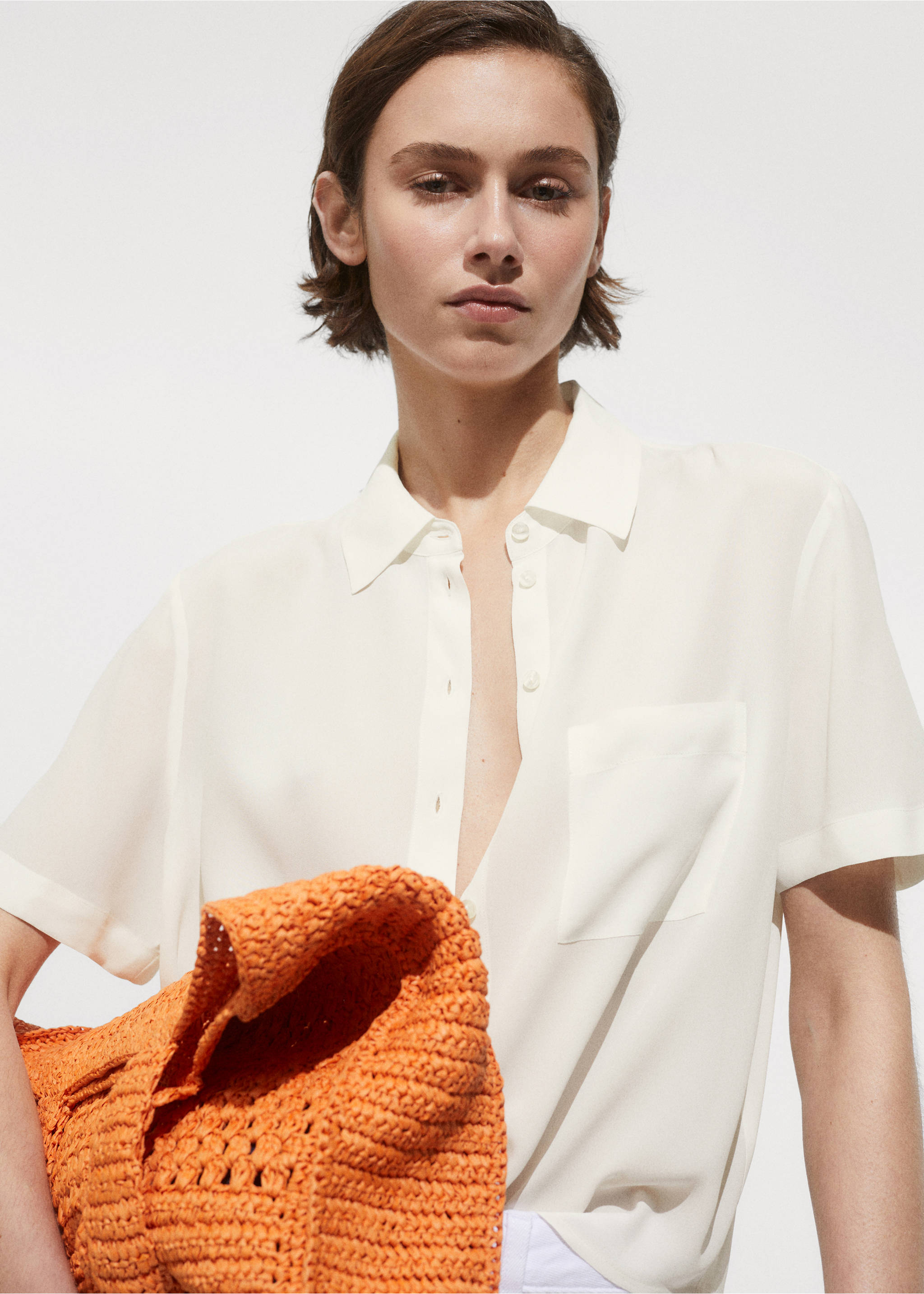 Chemise fluide manches courtes - Plan moyen, Blanc cassé. Ref: 17140346-00.