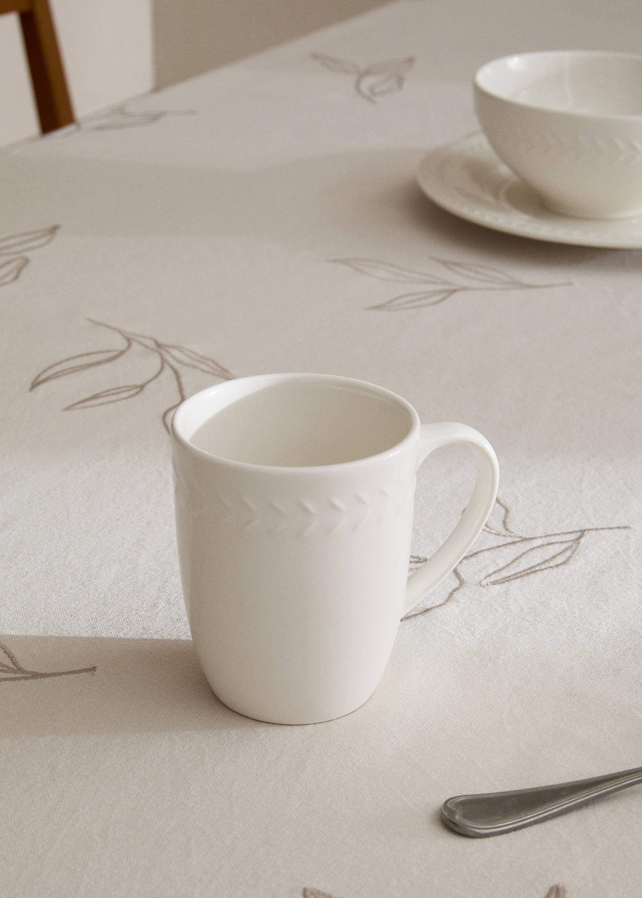 Stoneware embossed coffee cup - General plane