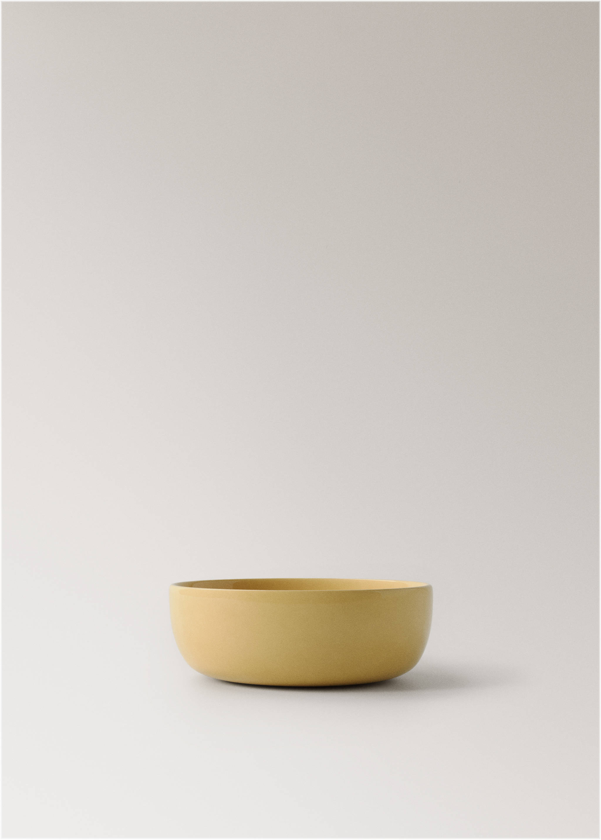 Middelgrote kom van effen steengoed - Artikel zonder model