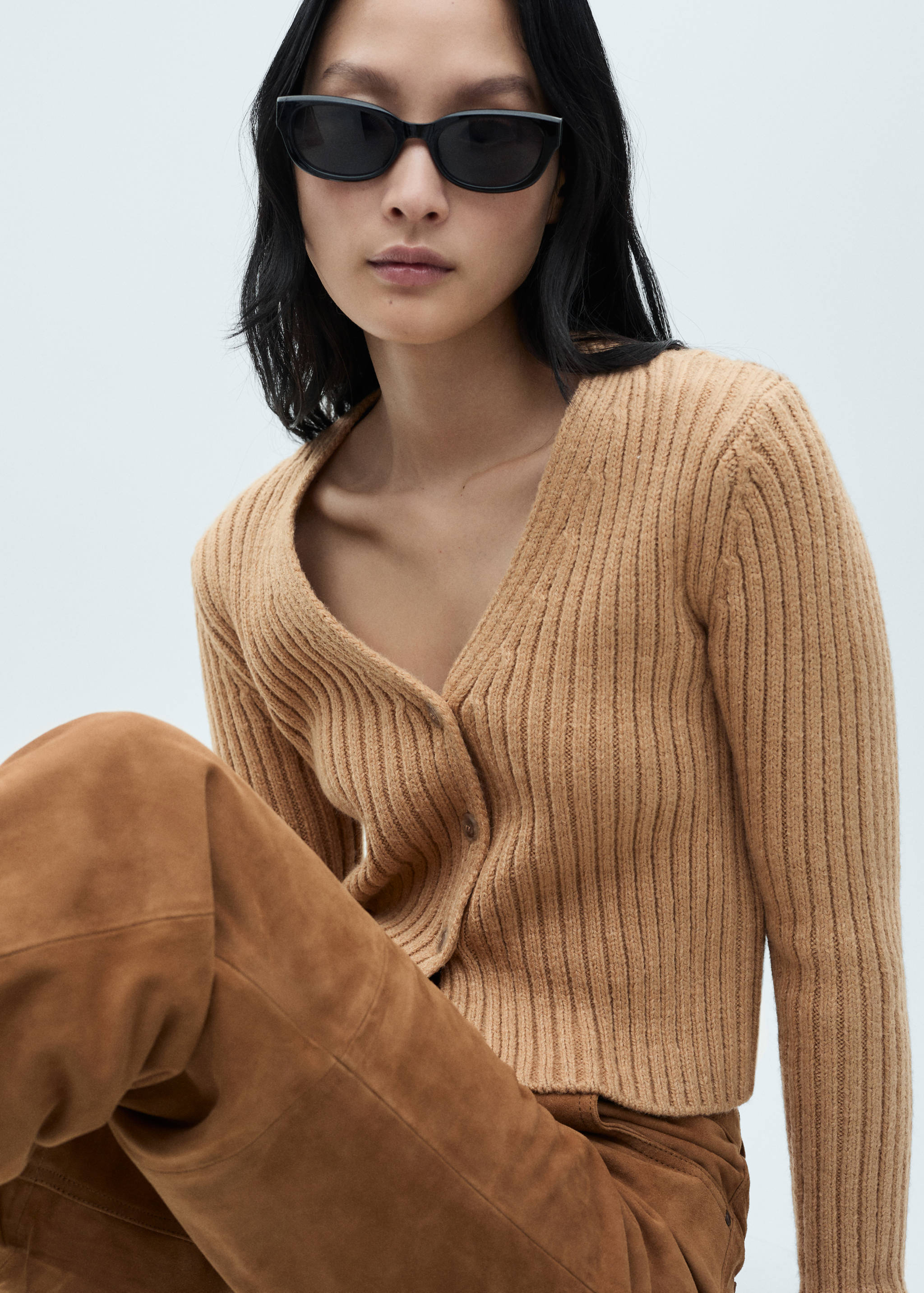 Cárdigan canalé cuello pico - Detalle del artículo 1