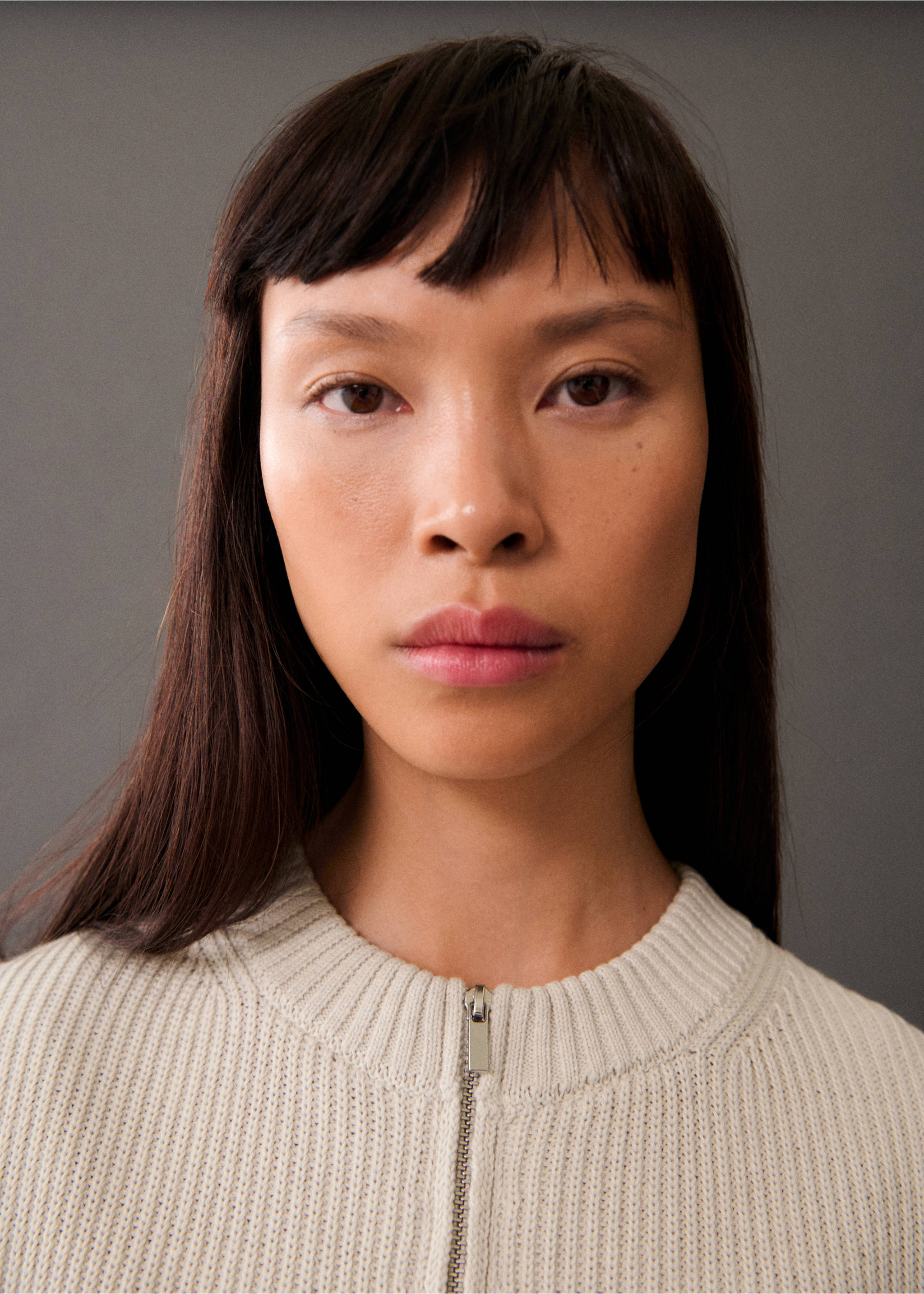 Knitted gilet with zip - Details of the article 1, Ice Grey. Ref: 17185640-00.