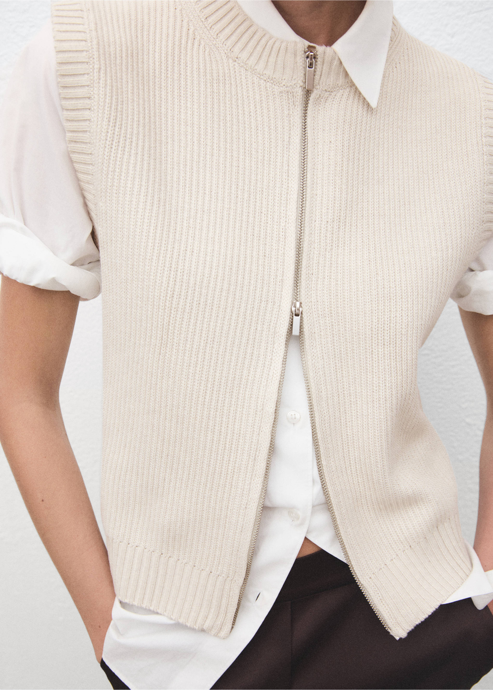 Knitted gilet with zip - Details of the article 2, Ice Grey. Ref: 17185640-00.