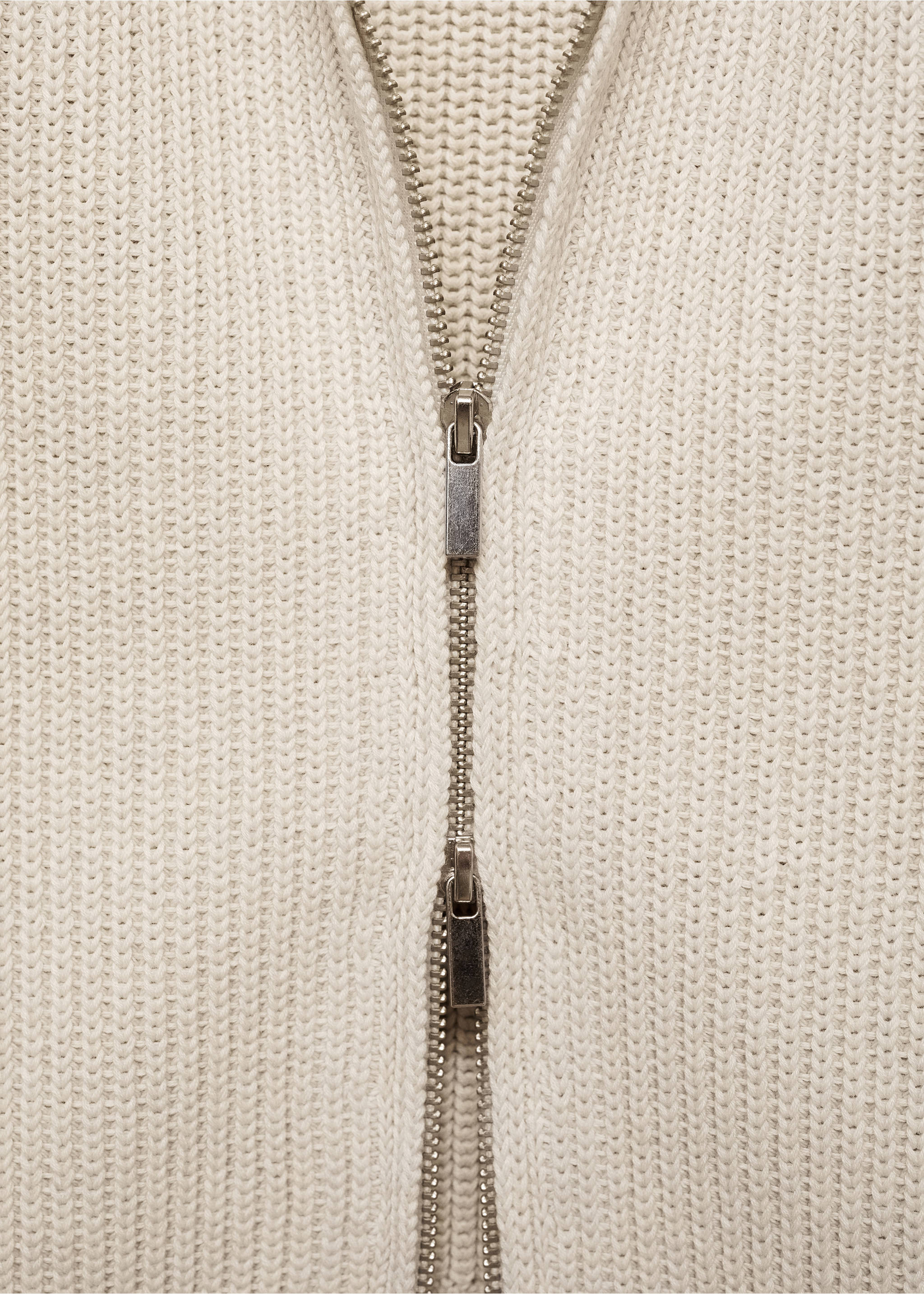 Knitted gilet with zip - Details of the article 8, Ice Grey. Ref: 17185640-00.