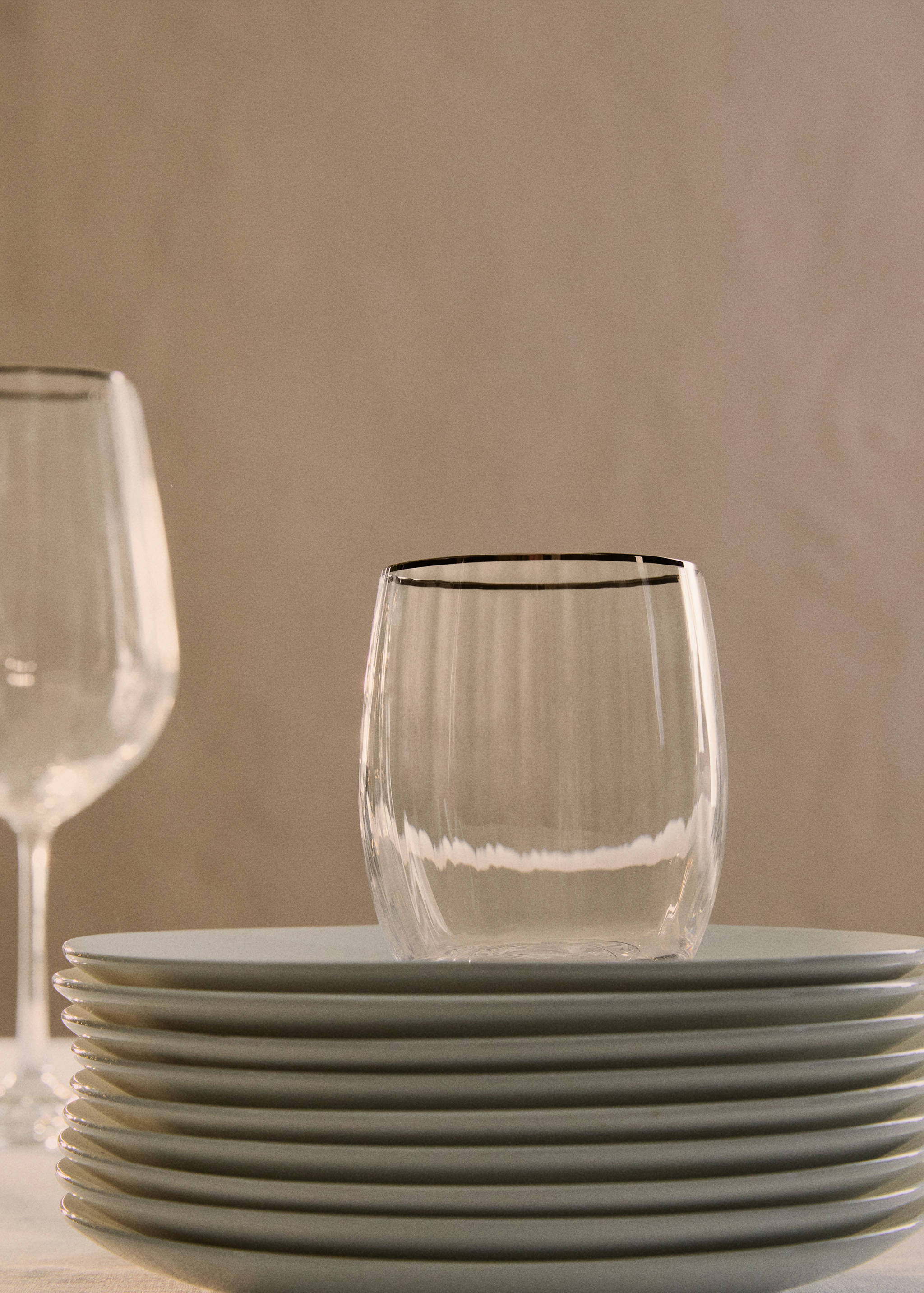 Glass tumbler with embossed stripes - General plane