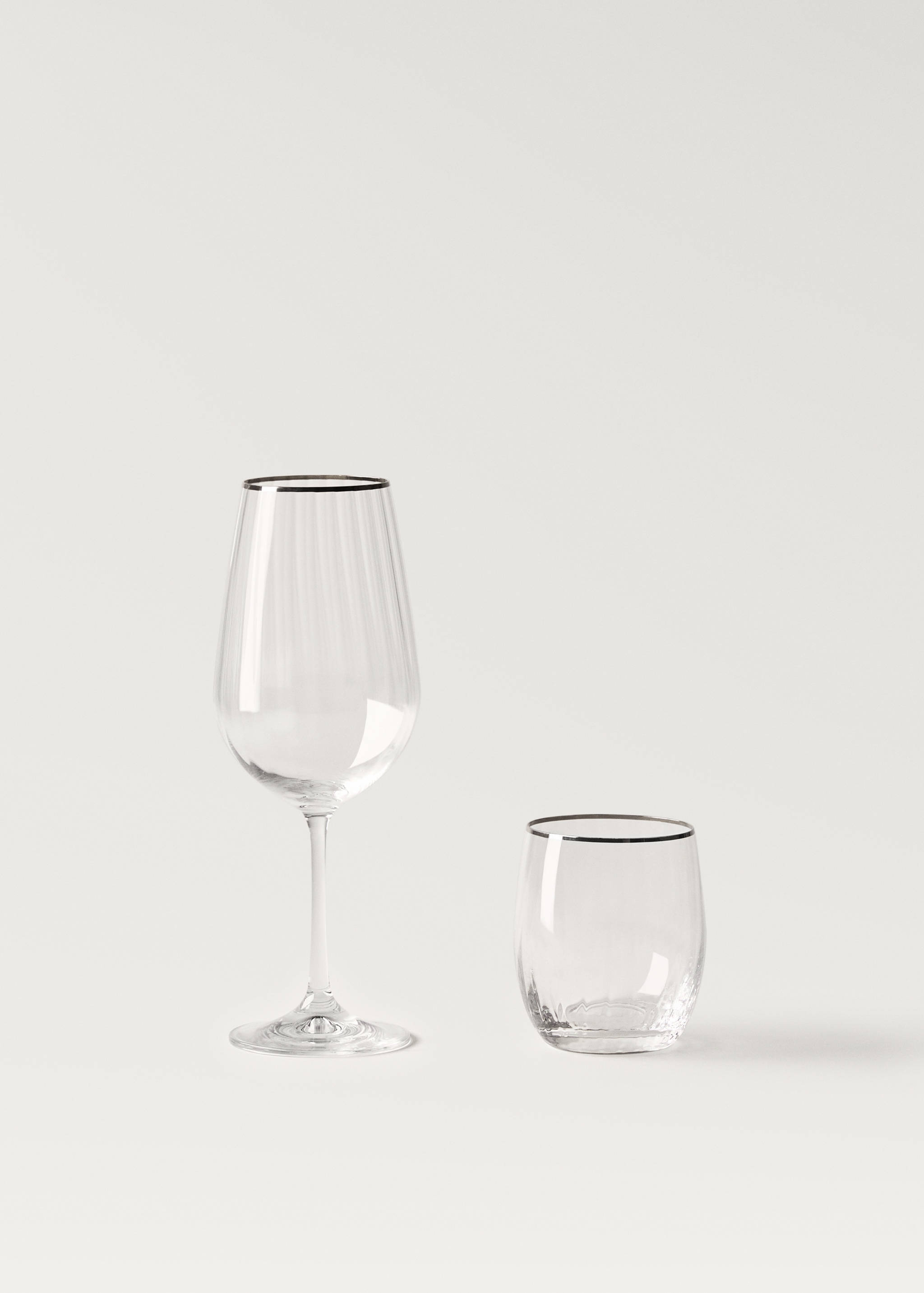 Glass tumbler with embossed stripes - Details of the article 3