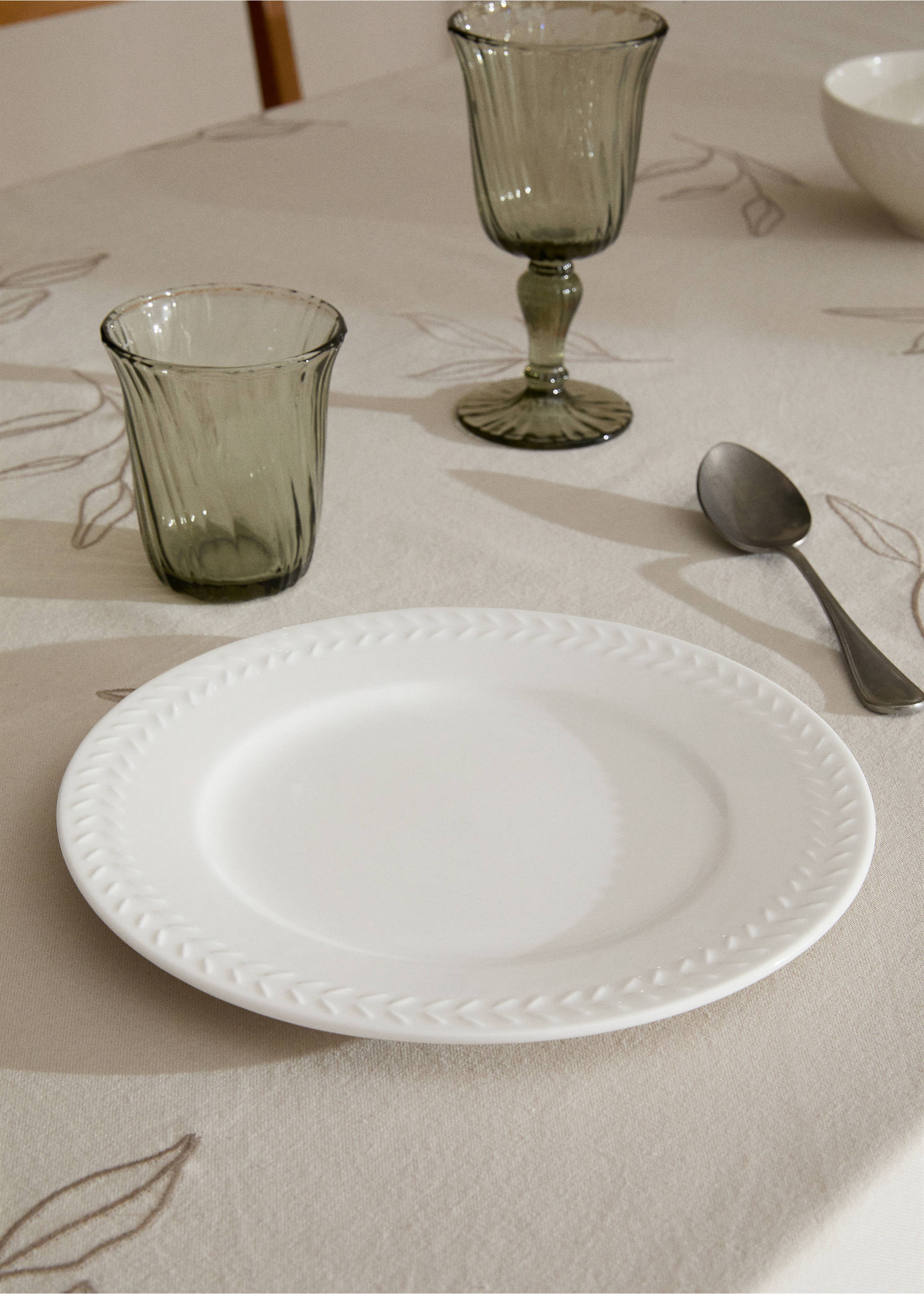 Essteller aus Steingut mit Ährenrelief - Allgemeine Ansicht, Weiß. Ref: 17190604-00.