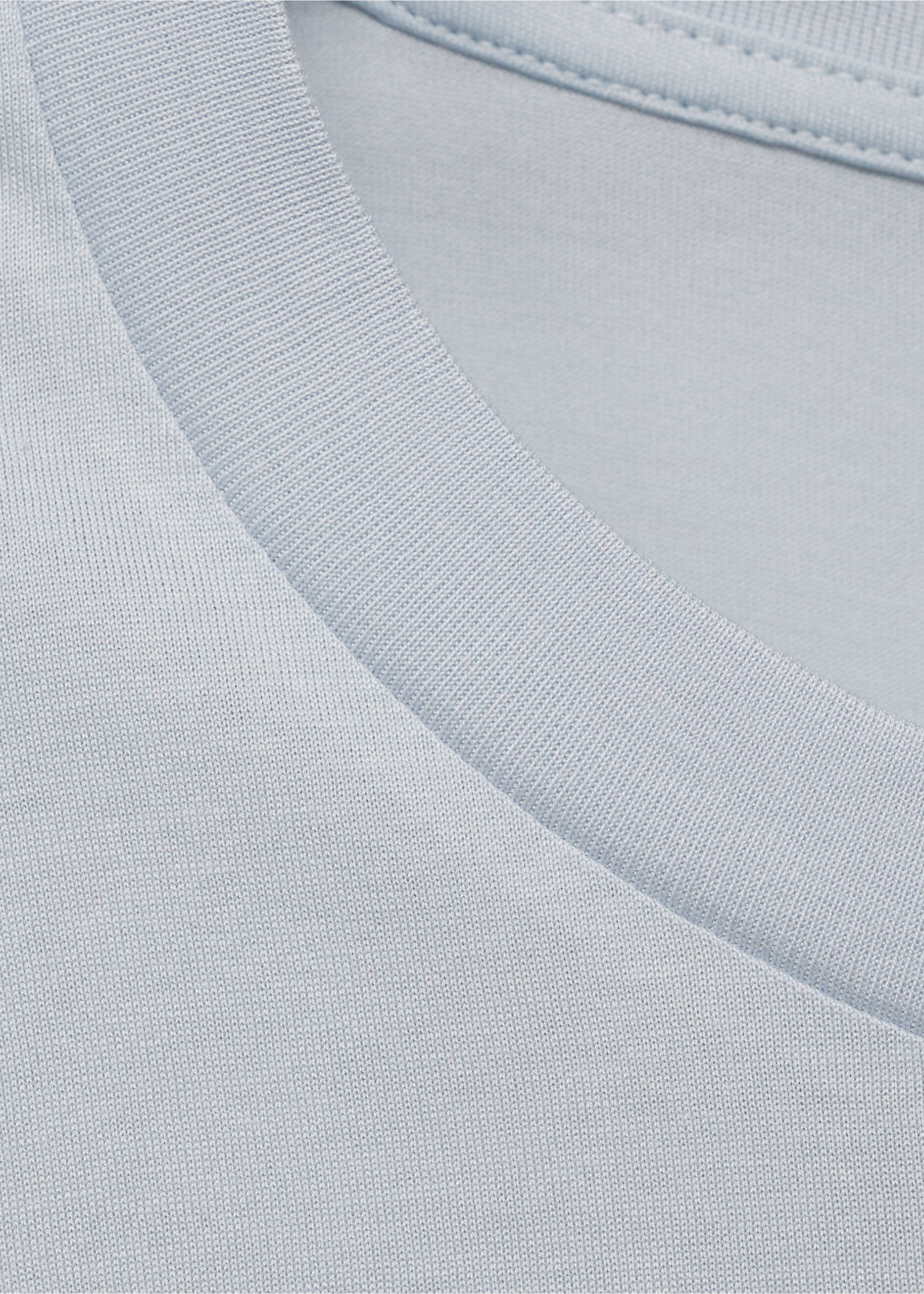 Primer plano de una camiseta azul claro con cuello redondo de canalé., Verde agua. Ref: 17860293-00.