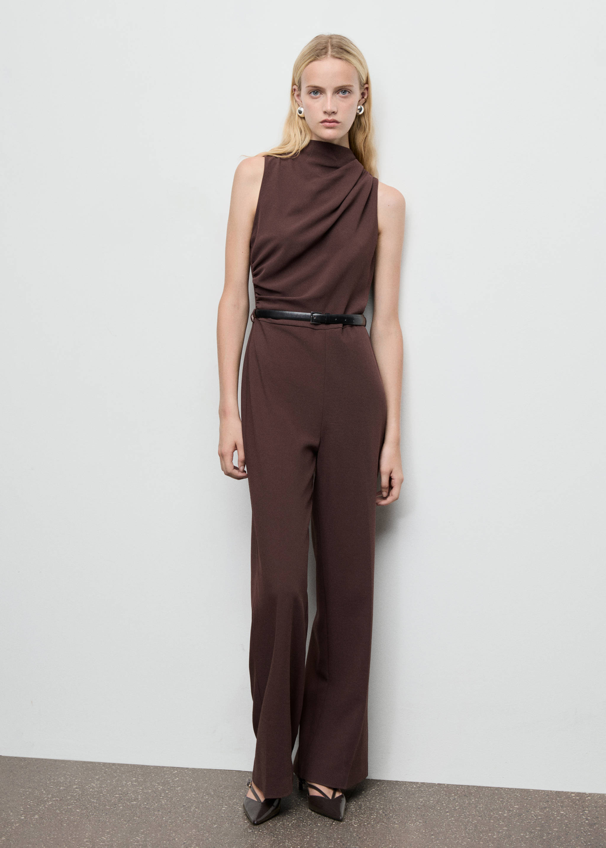 Langer Jumpsuit mit drapiertem Ausschnitt und Gürtel - Allgemeine Ansicht