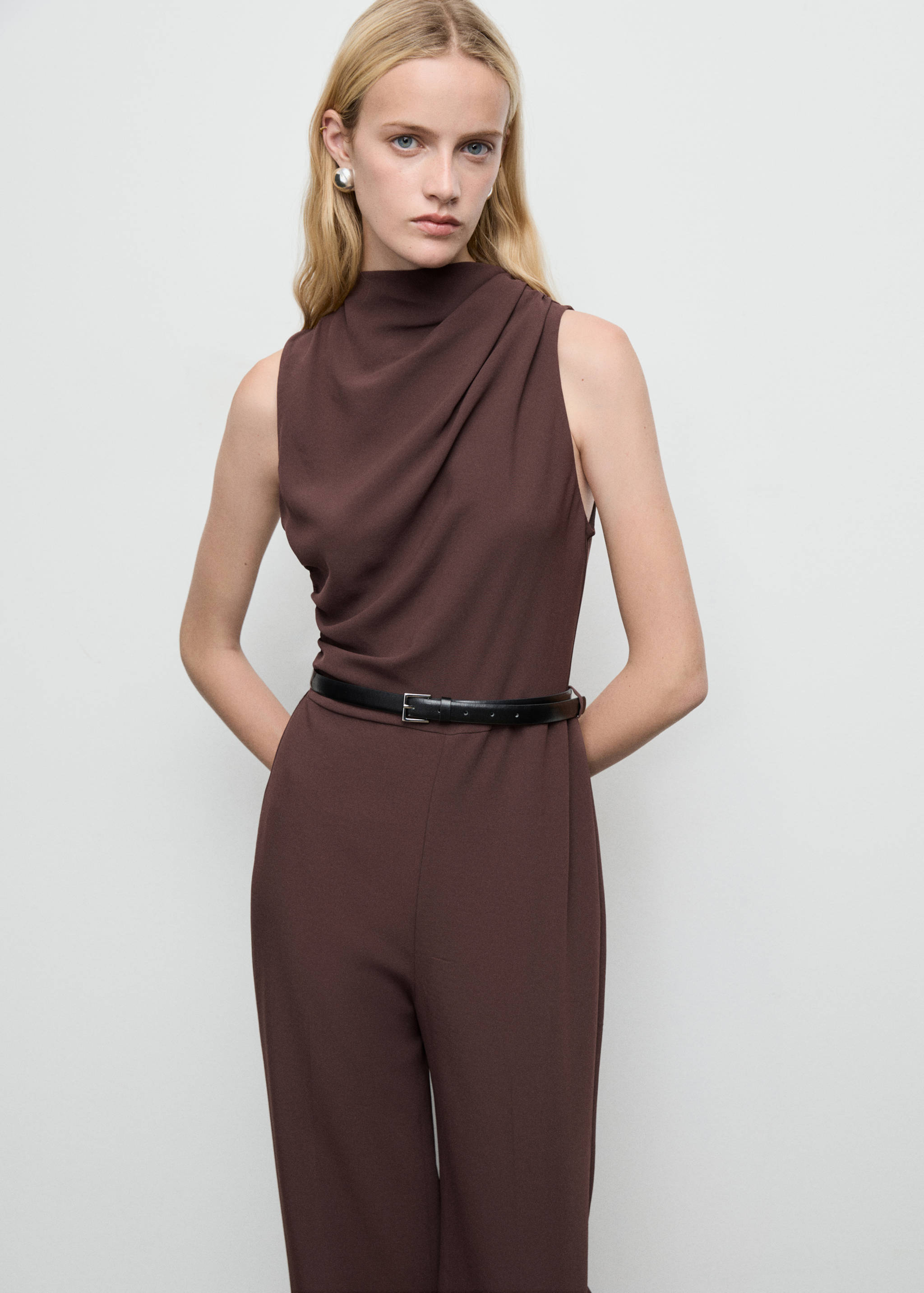 Langer Jumpsuit mit drapiertem Ausschnitt und Gürtel - Mittlere Ansicht