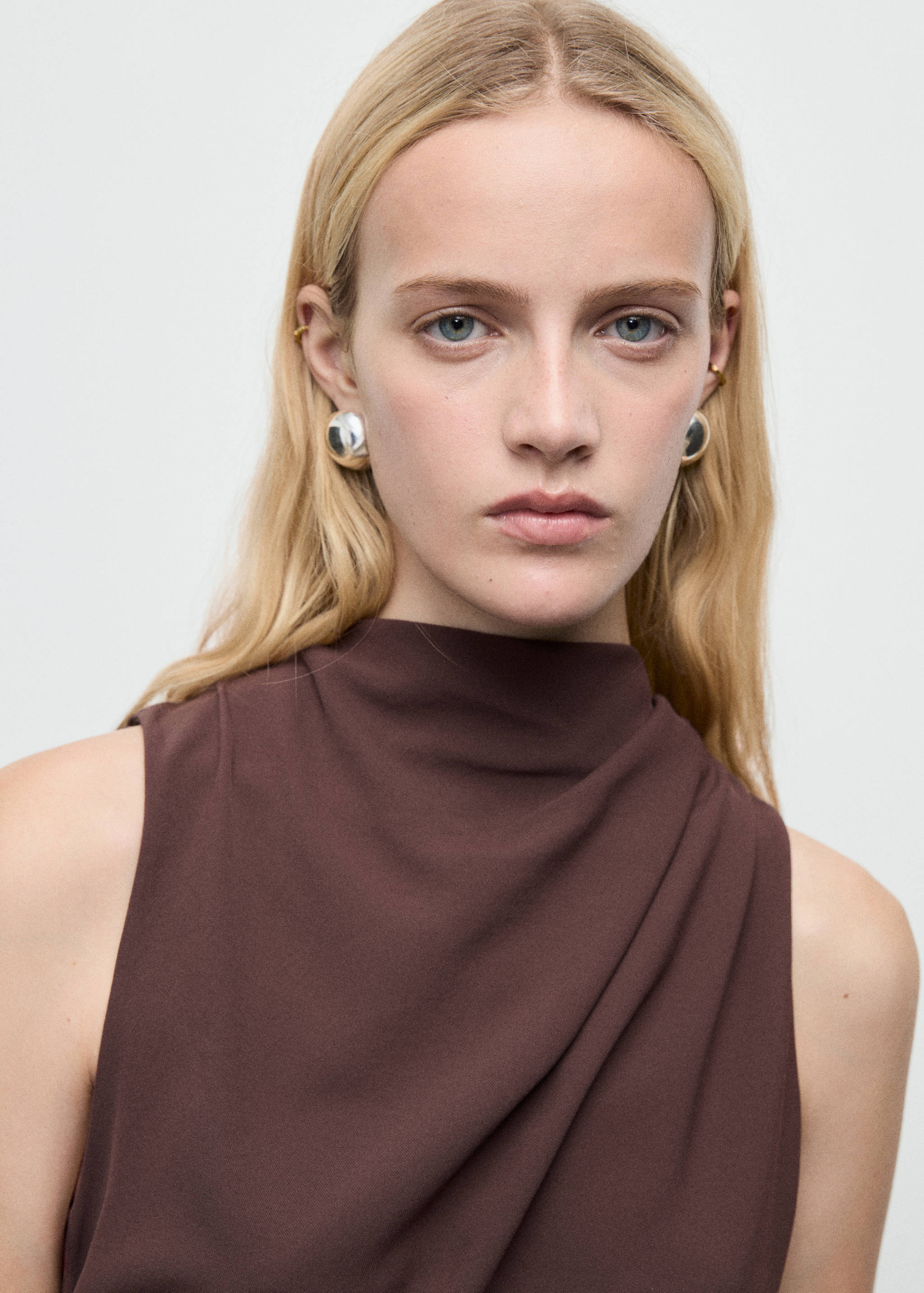 Langer Jumpsuit mit drapiertem Ausschnitt und Gürtel - Detail des Artikels 1