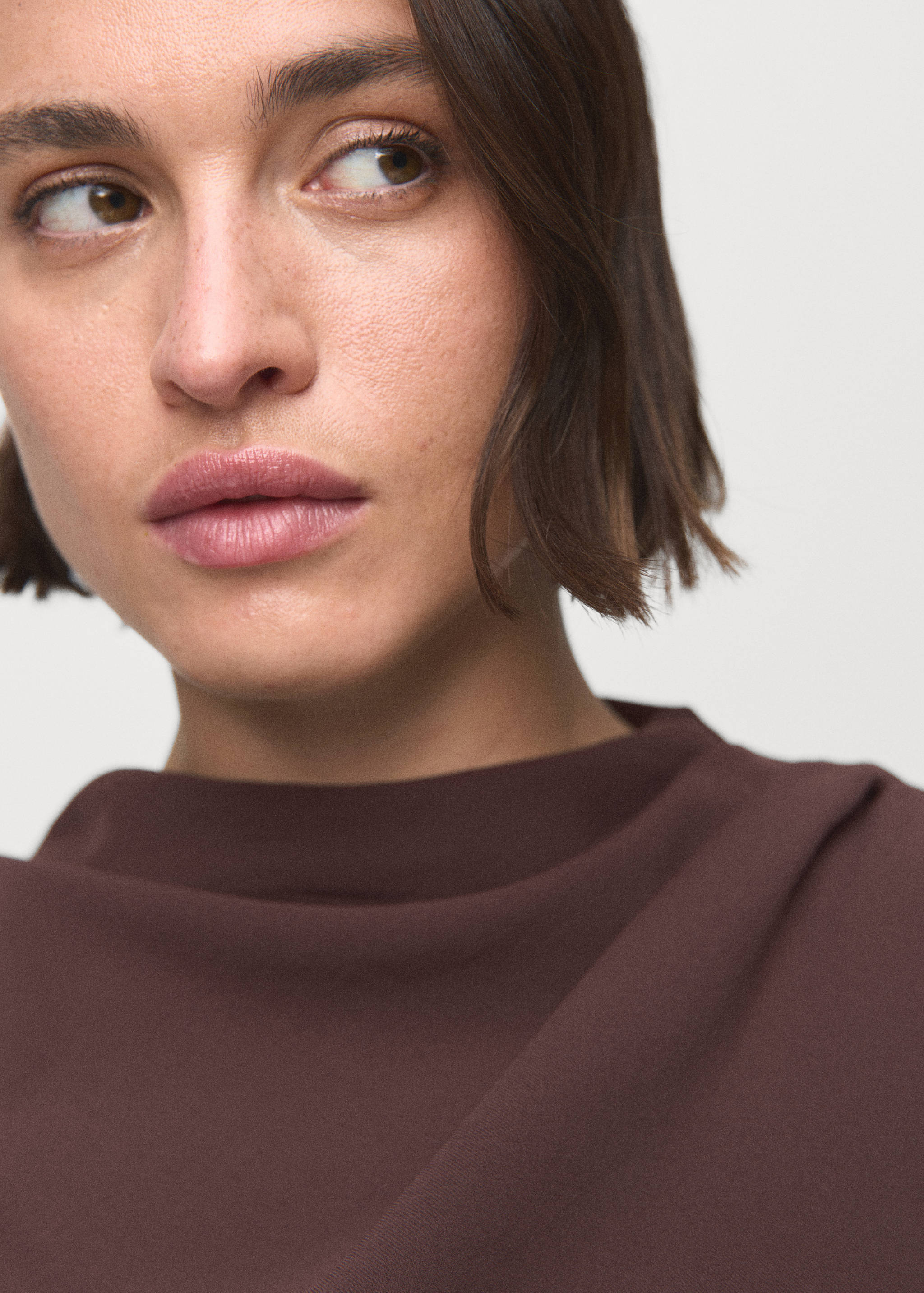 Langer Jumpsuit mit drapiertem Ausschnitt und Gürtel - Detail des Artikels 4