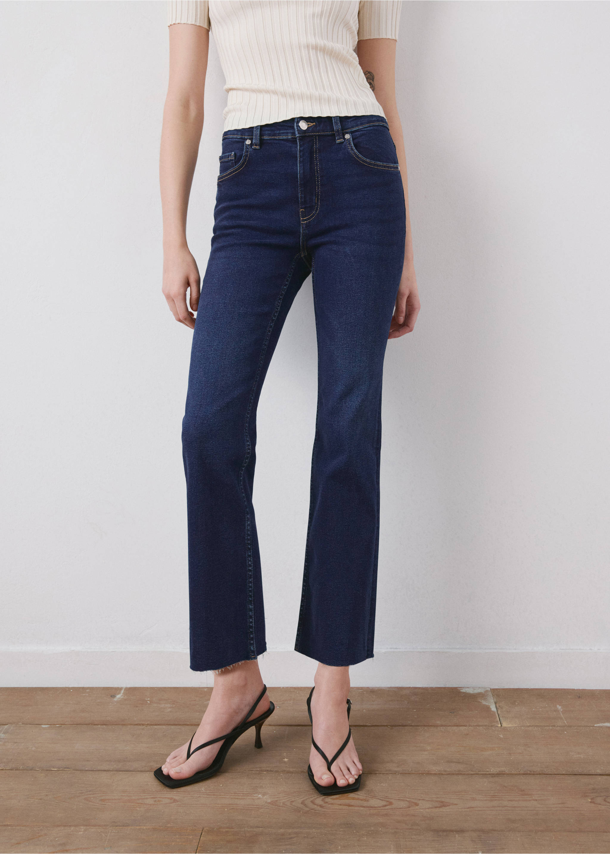 Jean Sienna flare crop - Plan moyen, Bleu foncé. Ref: 27001240-00.