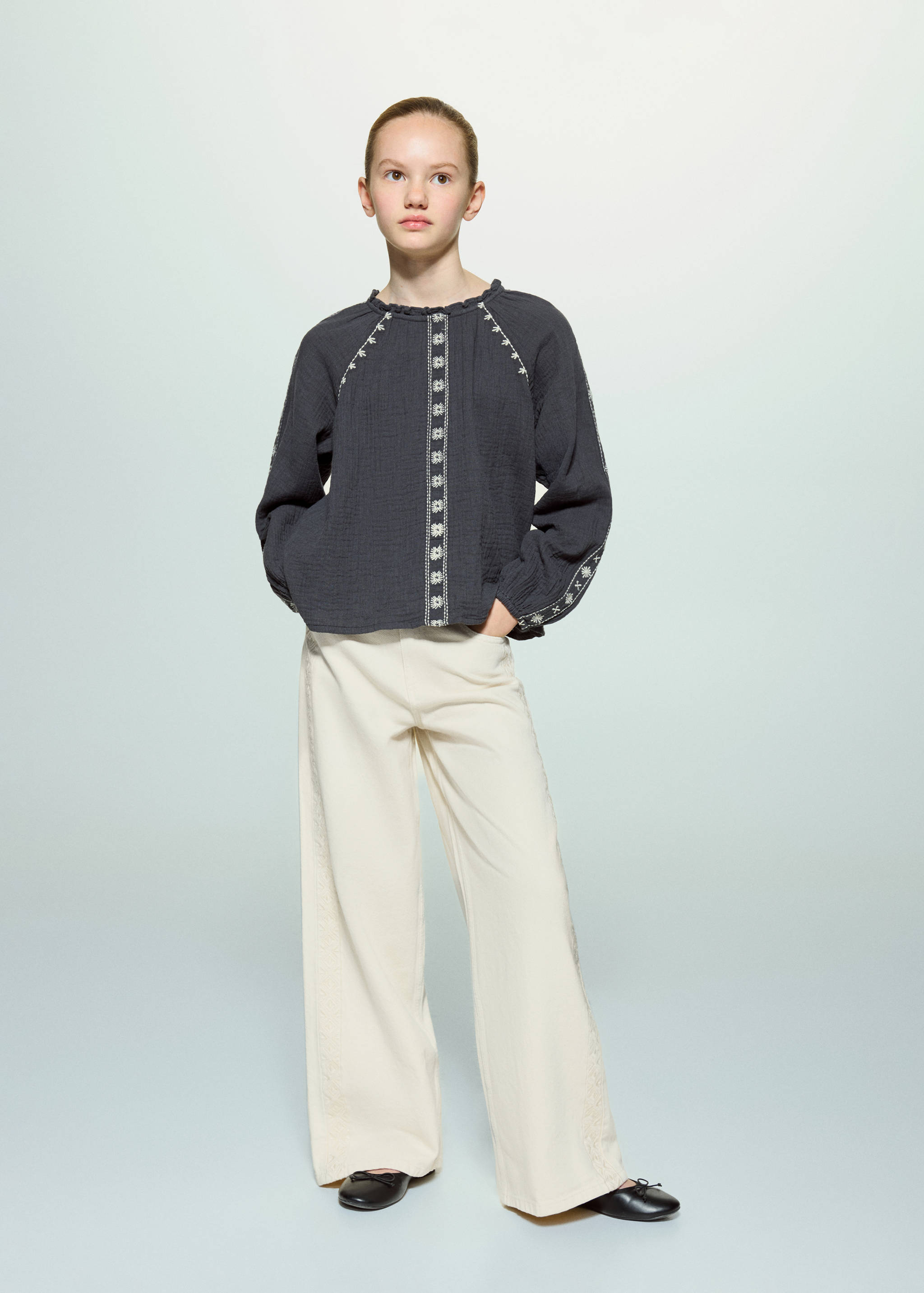 Джинсы с вышивкой сбоку - Общий план