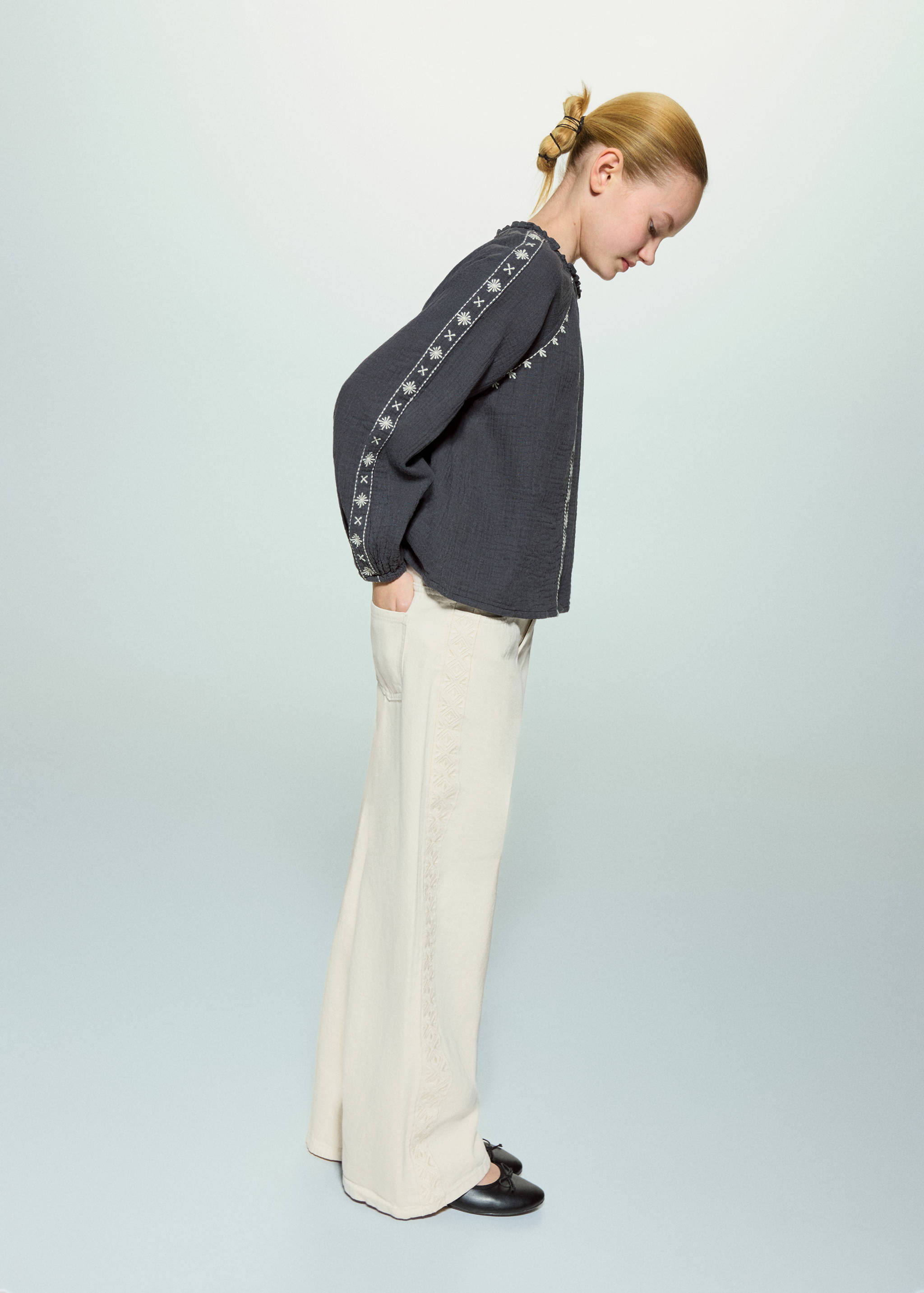 Джинсы с вышивкой сбоку - Средний план