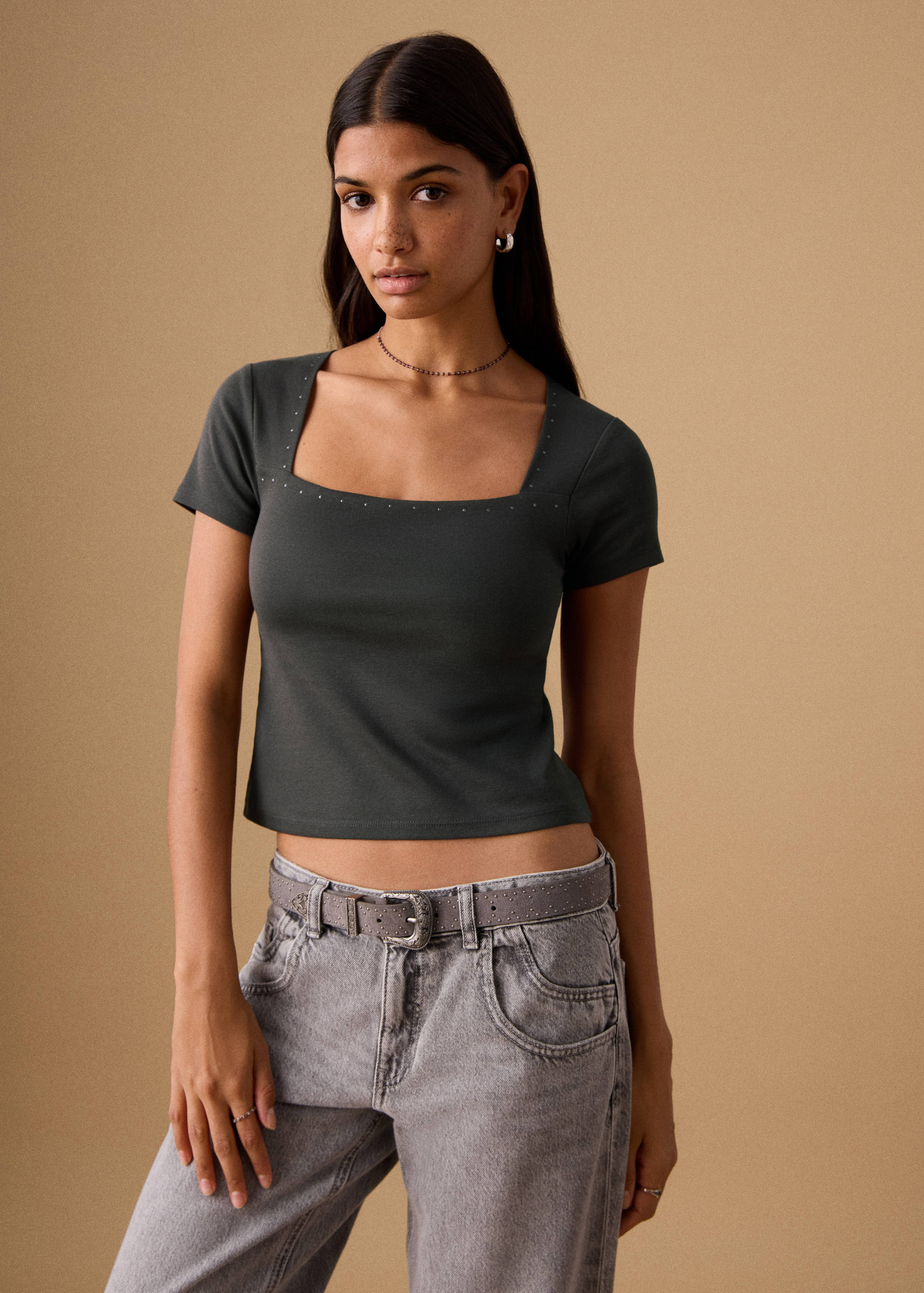 Camiseta corta tachas - Plano medio