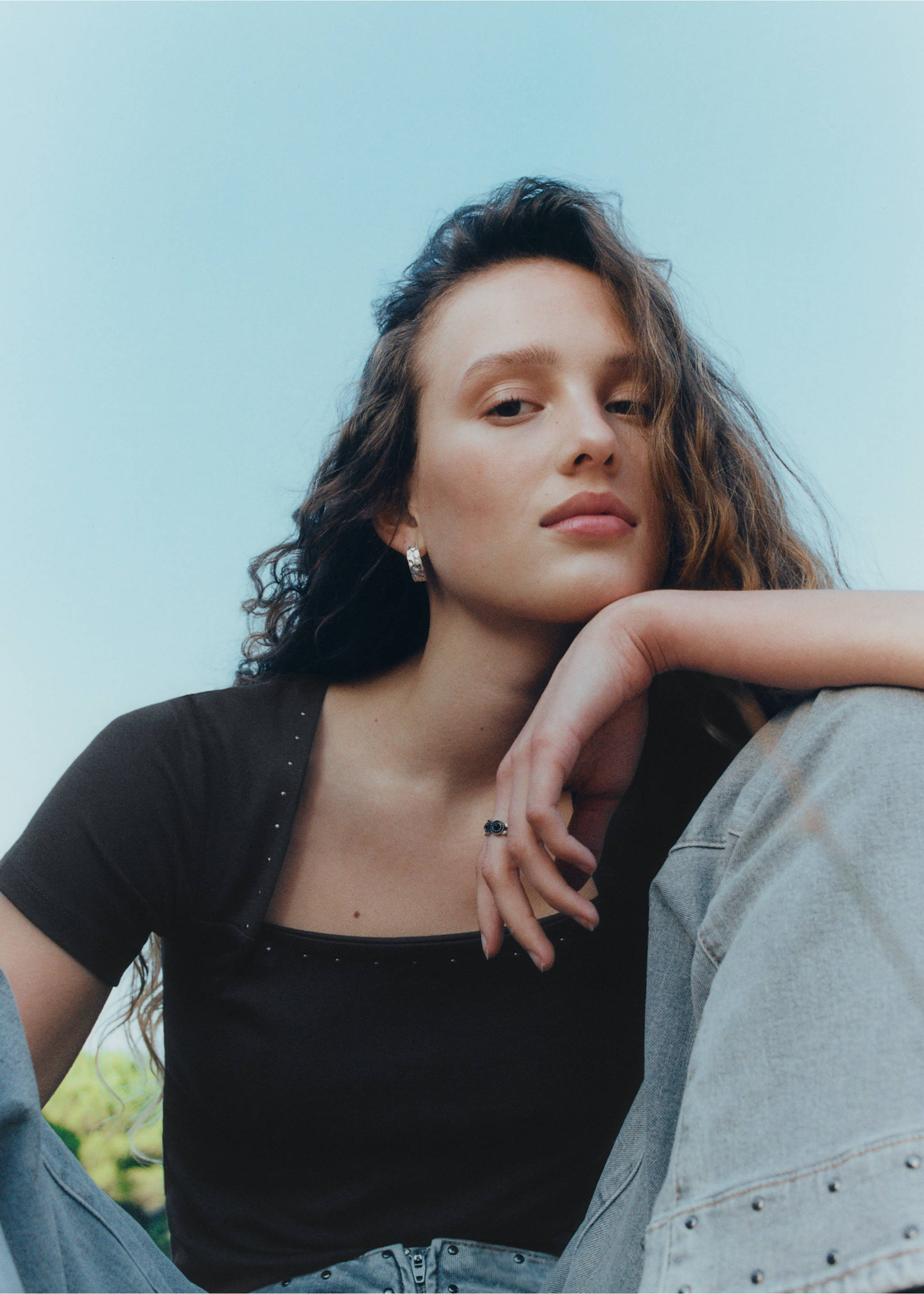 Camiseta corta tachas - Detalle del artículo 5, Gris antracita. Ref: 27001331-00.