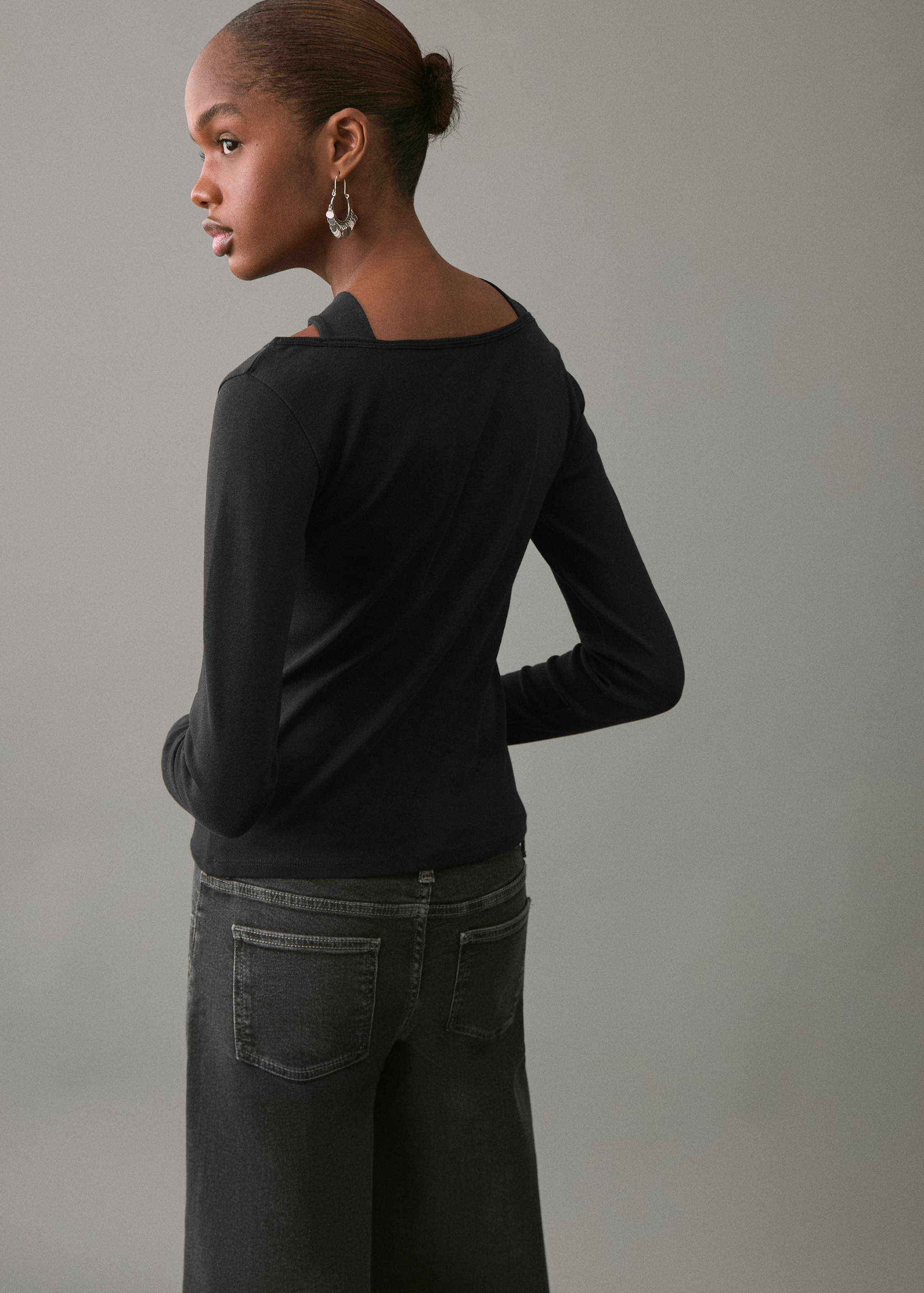 Футболка с декоративными вырезами - Обратная сторона изделия