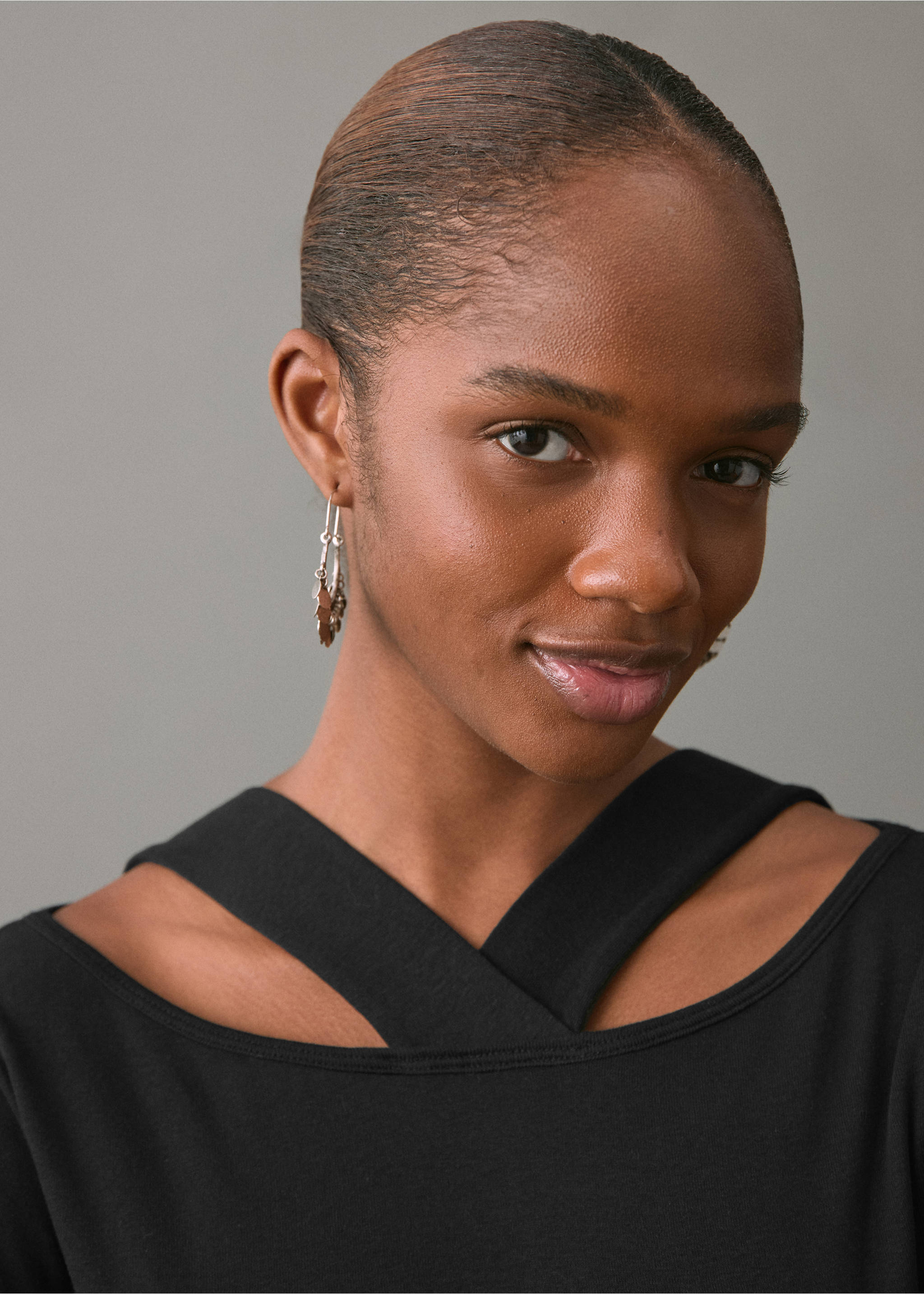 Футболка с декоративными вырезами - Деталь изделия 1, Черный. Ref: 27001332-00.