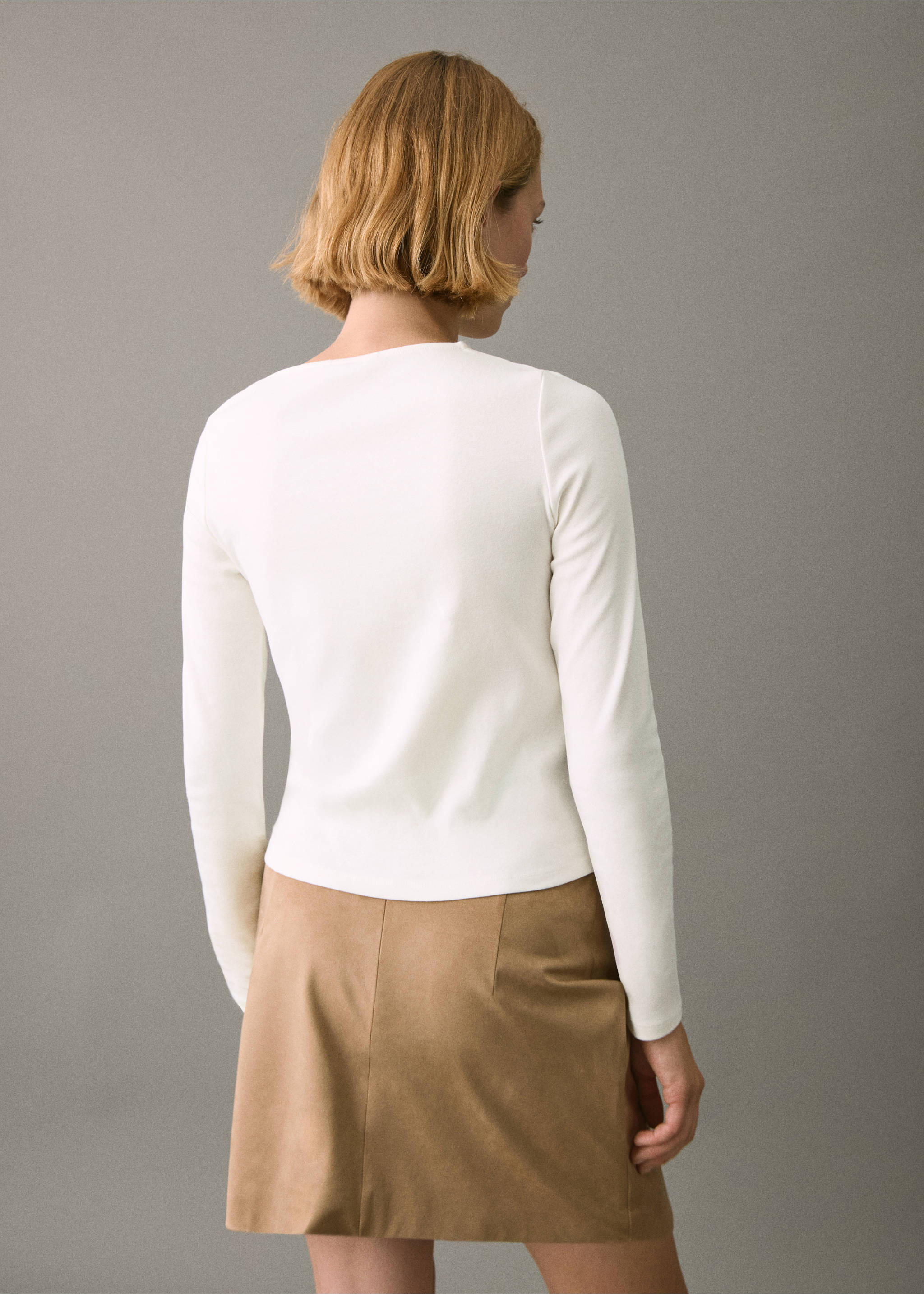 Асимметричный топ с вырезом - Обратная сторона изделия, Грязно-белый. Ref: 27001335-00.