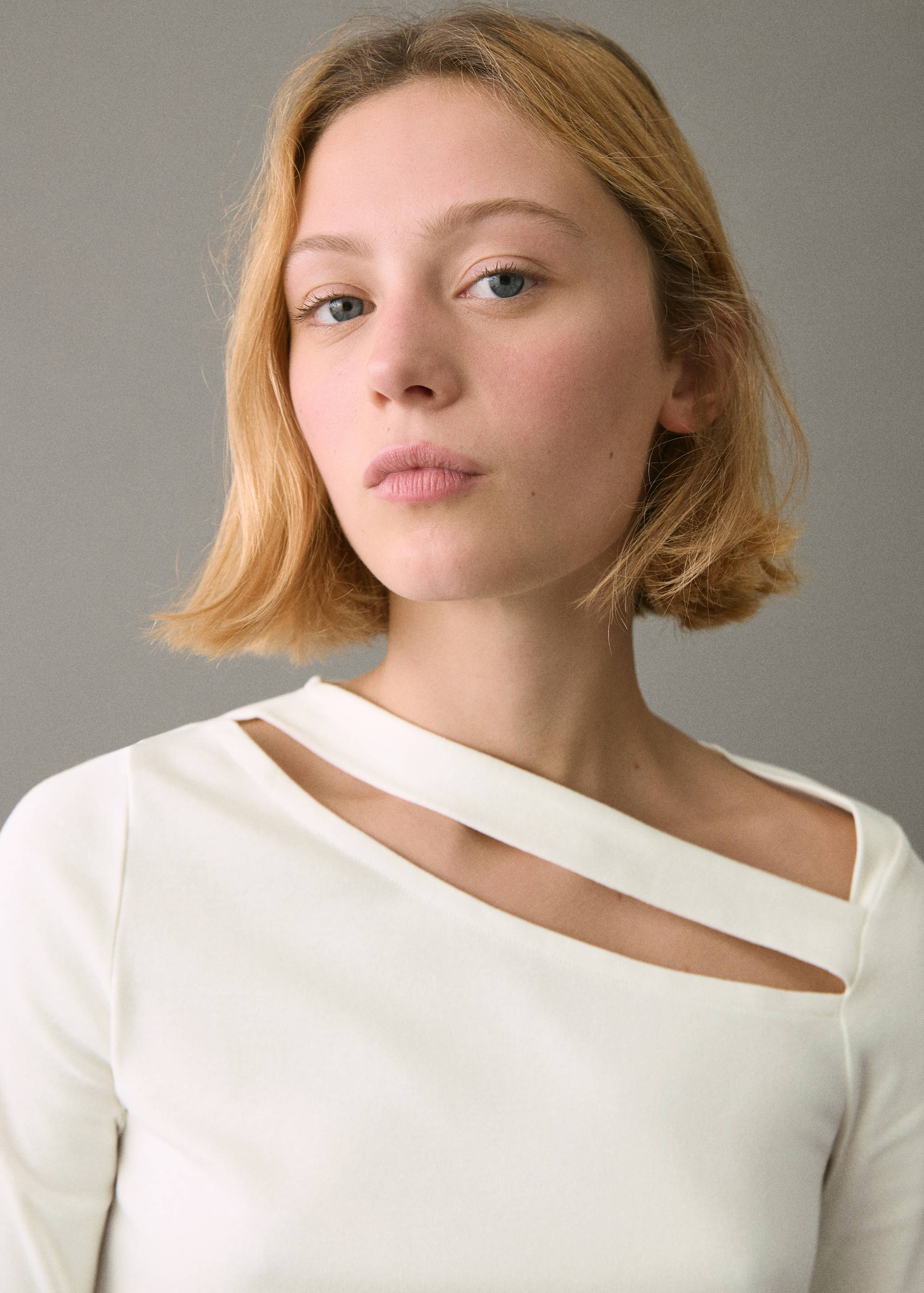 Asymmetrical t-shirt with cut-out - Details of the article 1