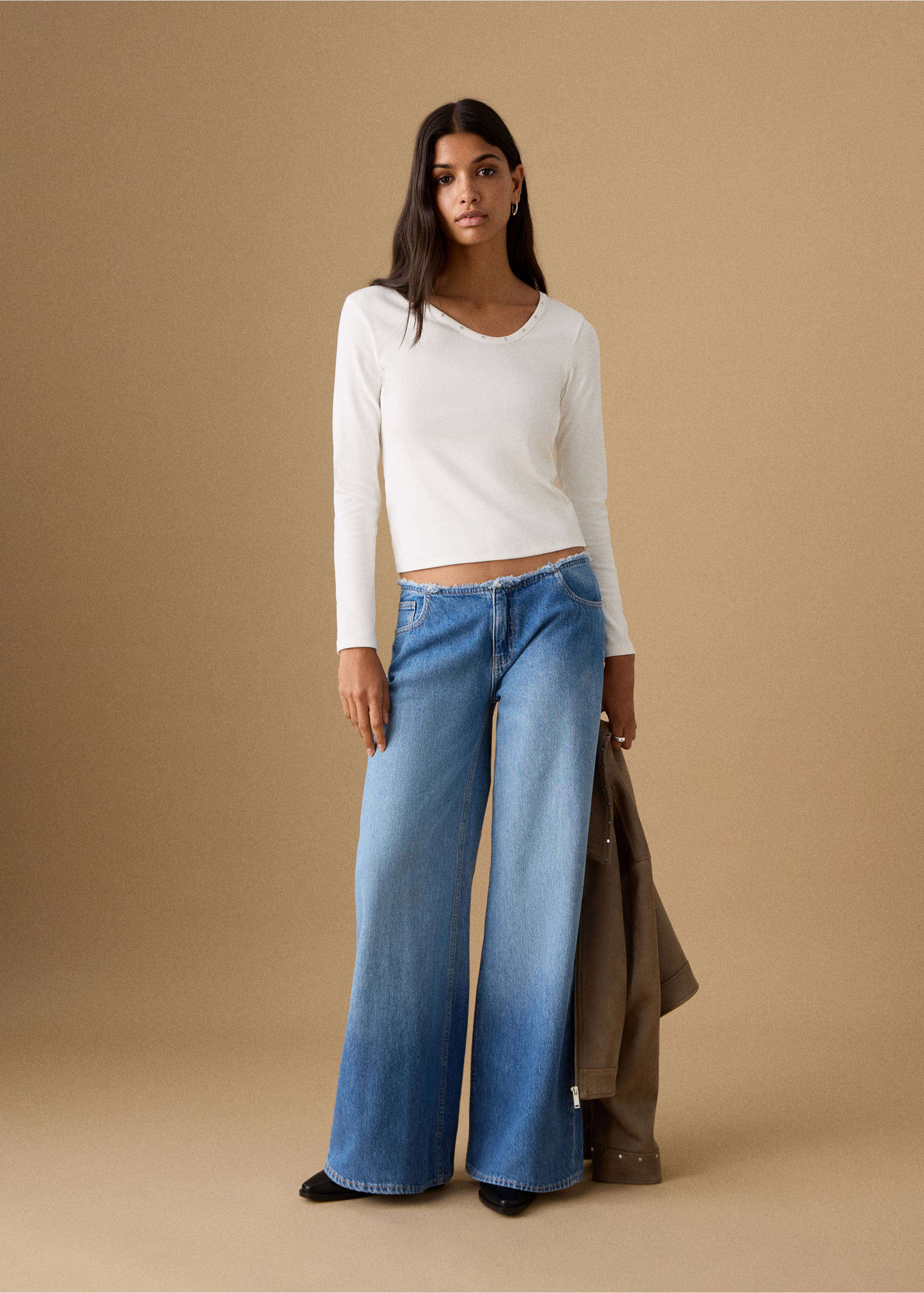 Футболка с декоративными заклепками «Звезда» - Общий план, Грязно-белый. Ref: 27001336-00.