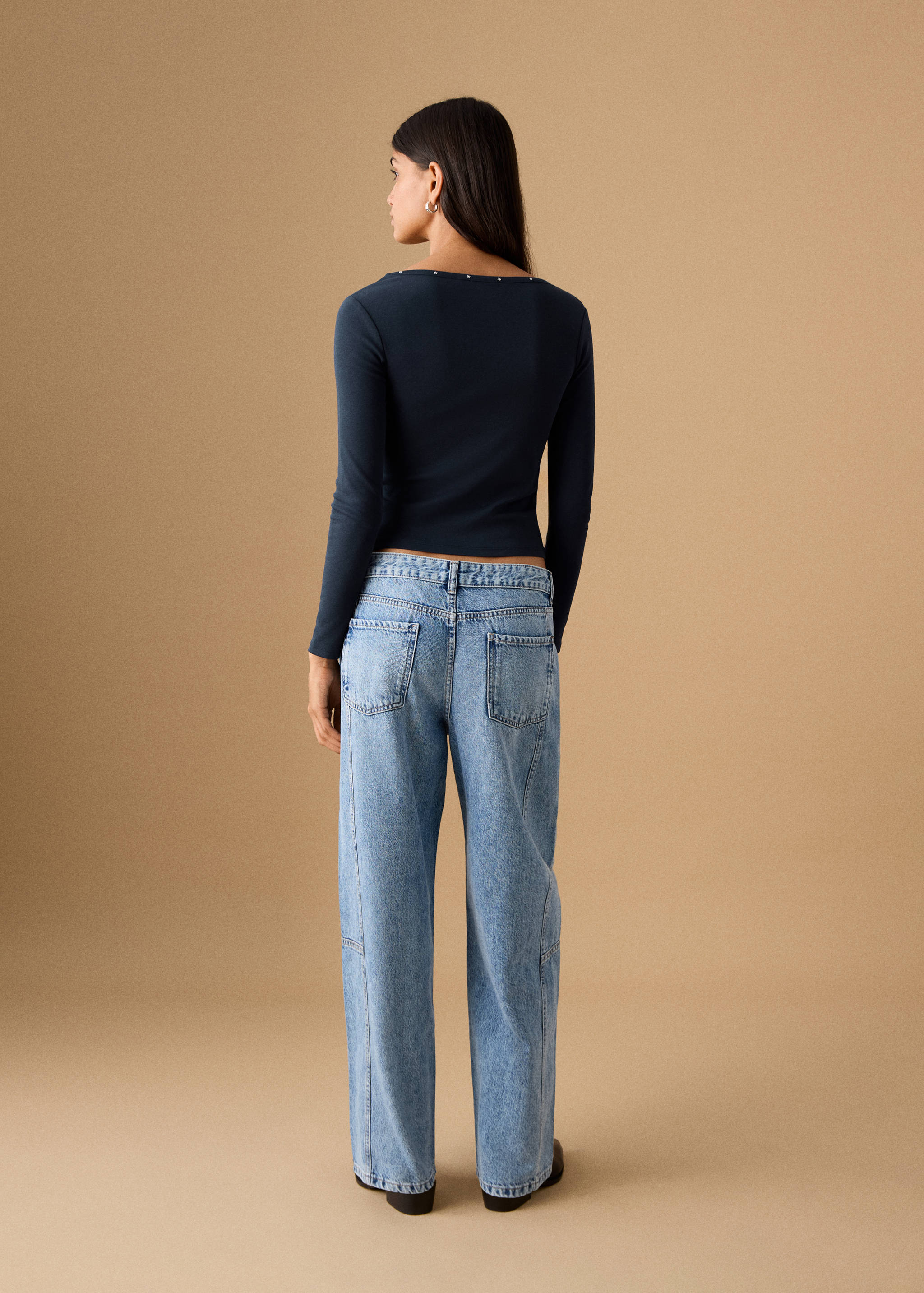 Футболка с декоративными заклепками «Звезда» - Обратная сторона изделия