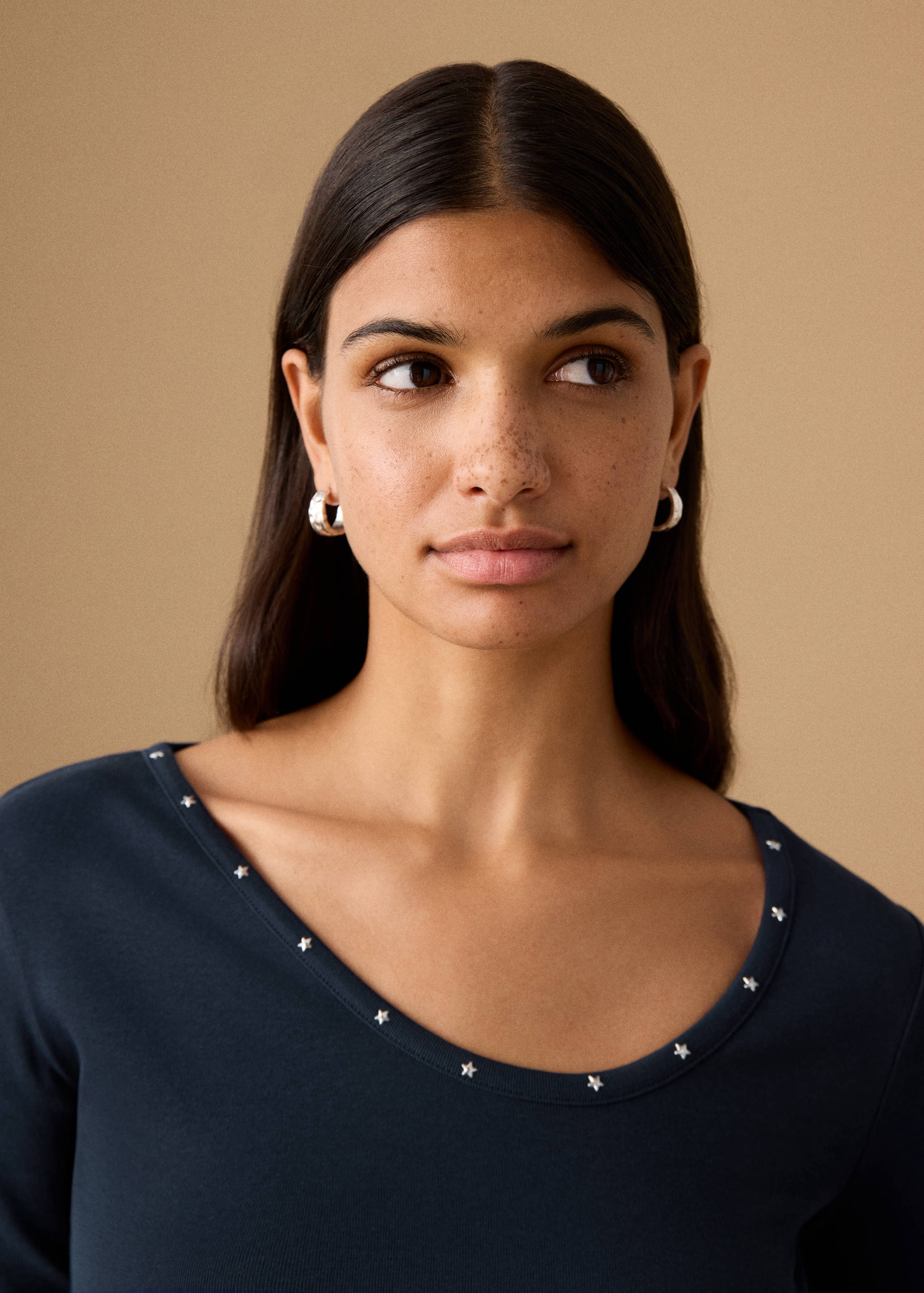 Футболка с декоративными заклепками «Звезда» - Деталь изделия 1