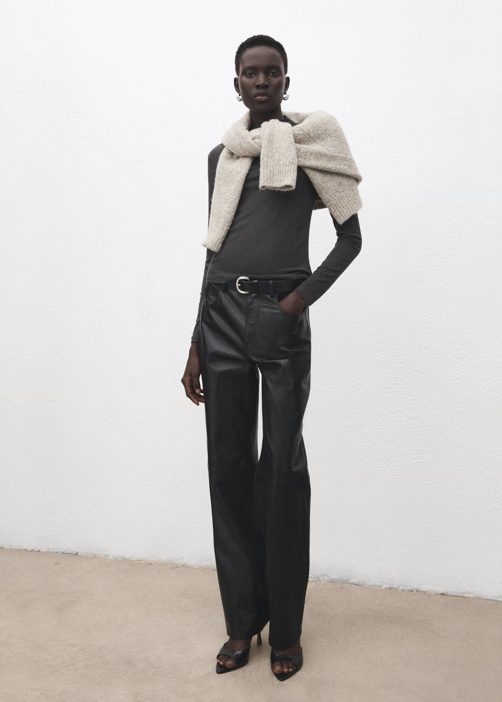 Camiseta cuello alto - Plano general