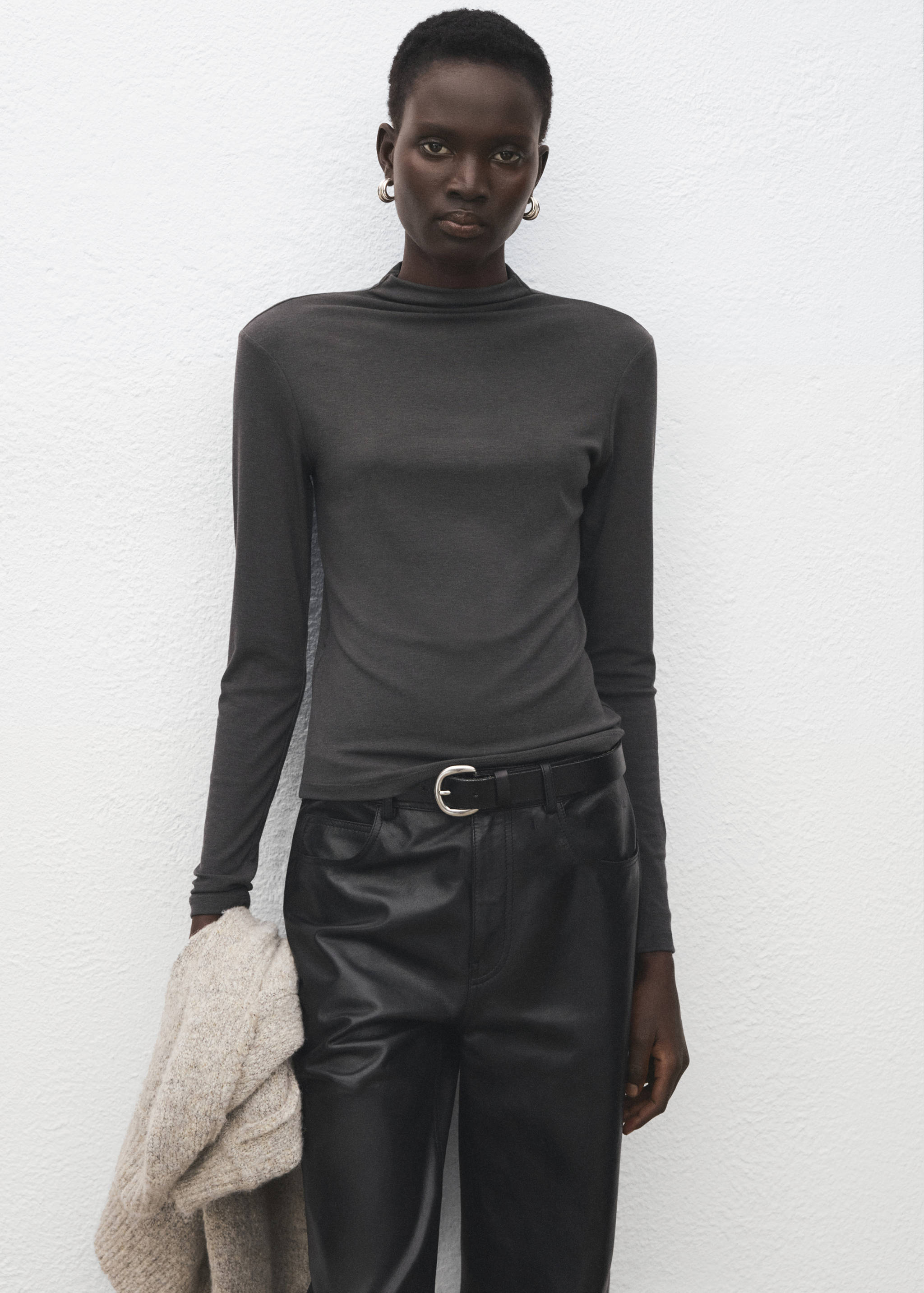 Camiseta cuello alto - Plano medio