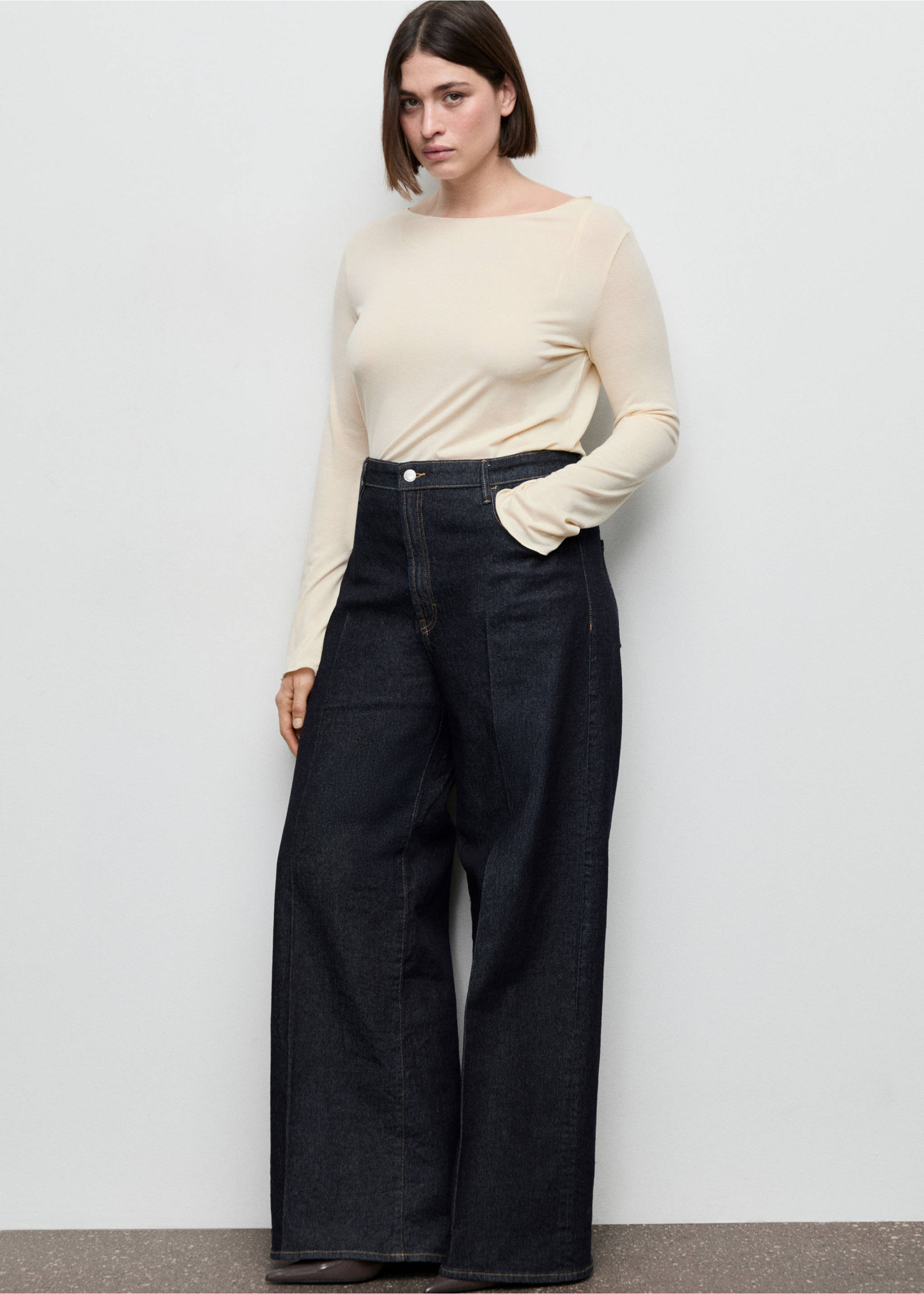 เสื้อยืดคอปาด - รายละเอียดของสินค้า 3, สีวนิลา. Ref: 27001353-00.