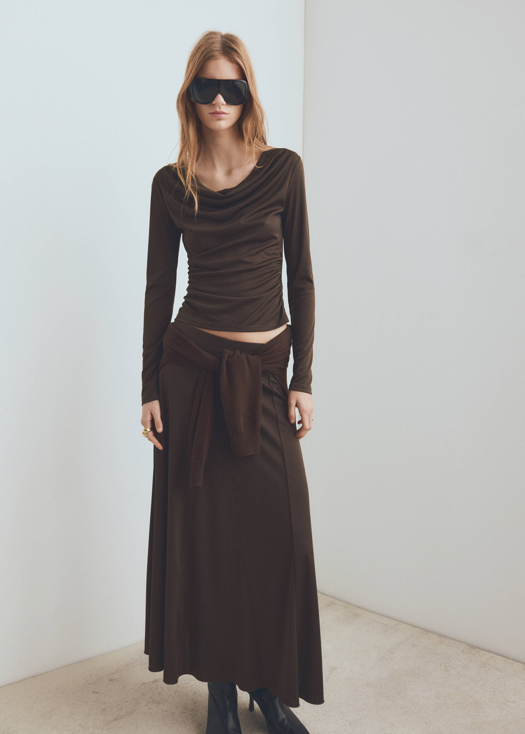 Camiseta entallada cuello drapeado - Plano general