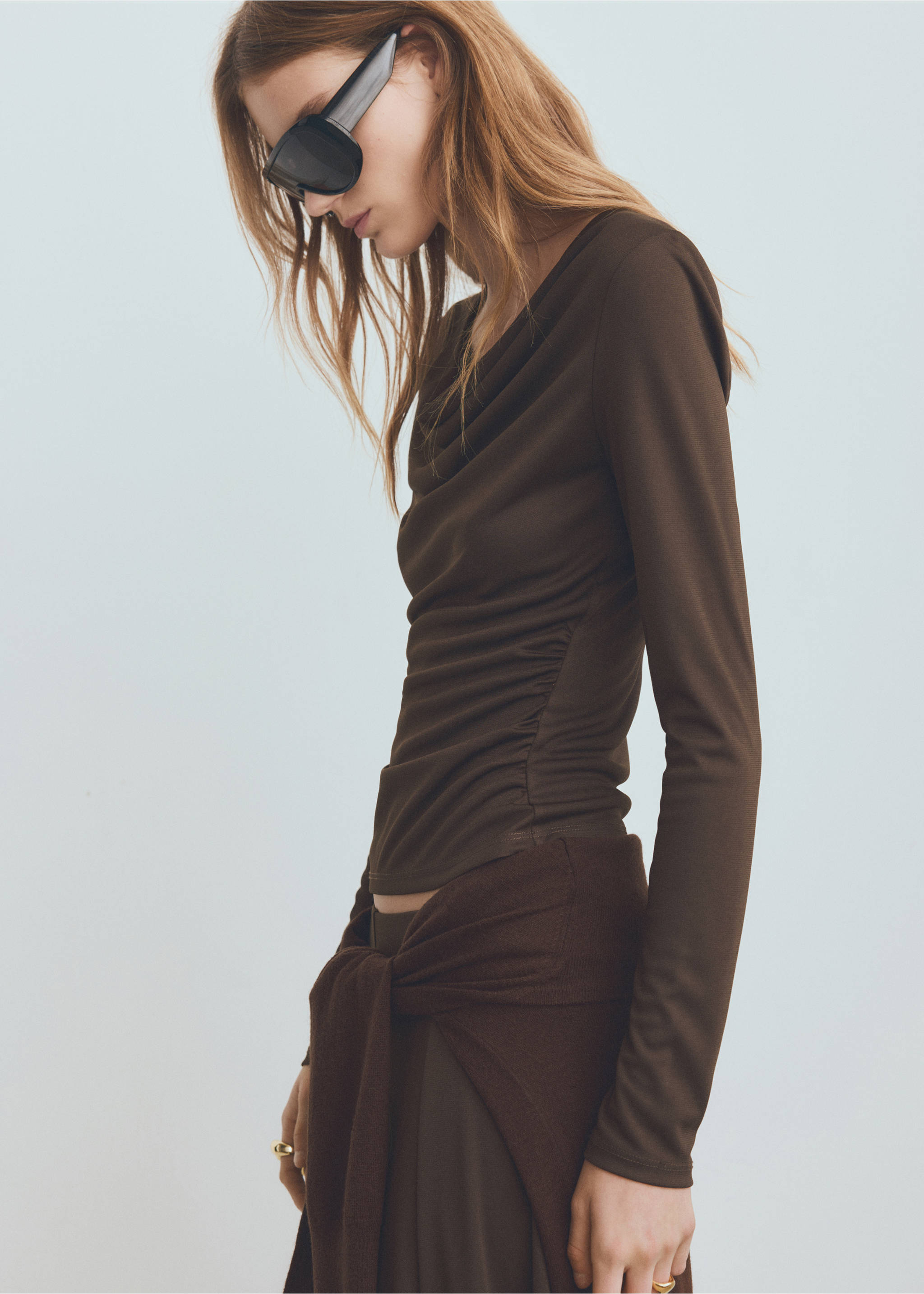 Camiseta entallada cuello drapeado - Plano medio, Marrón. Ref: 27001354-00.