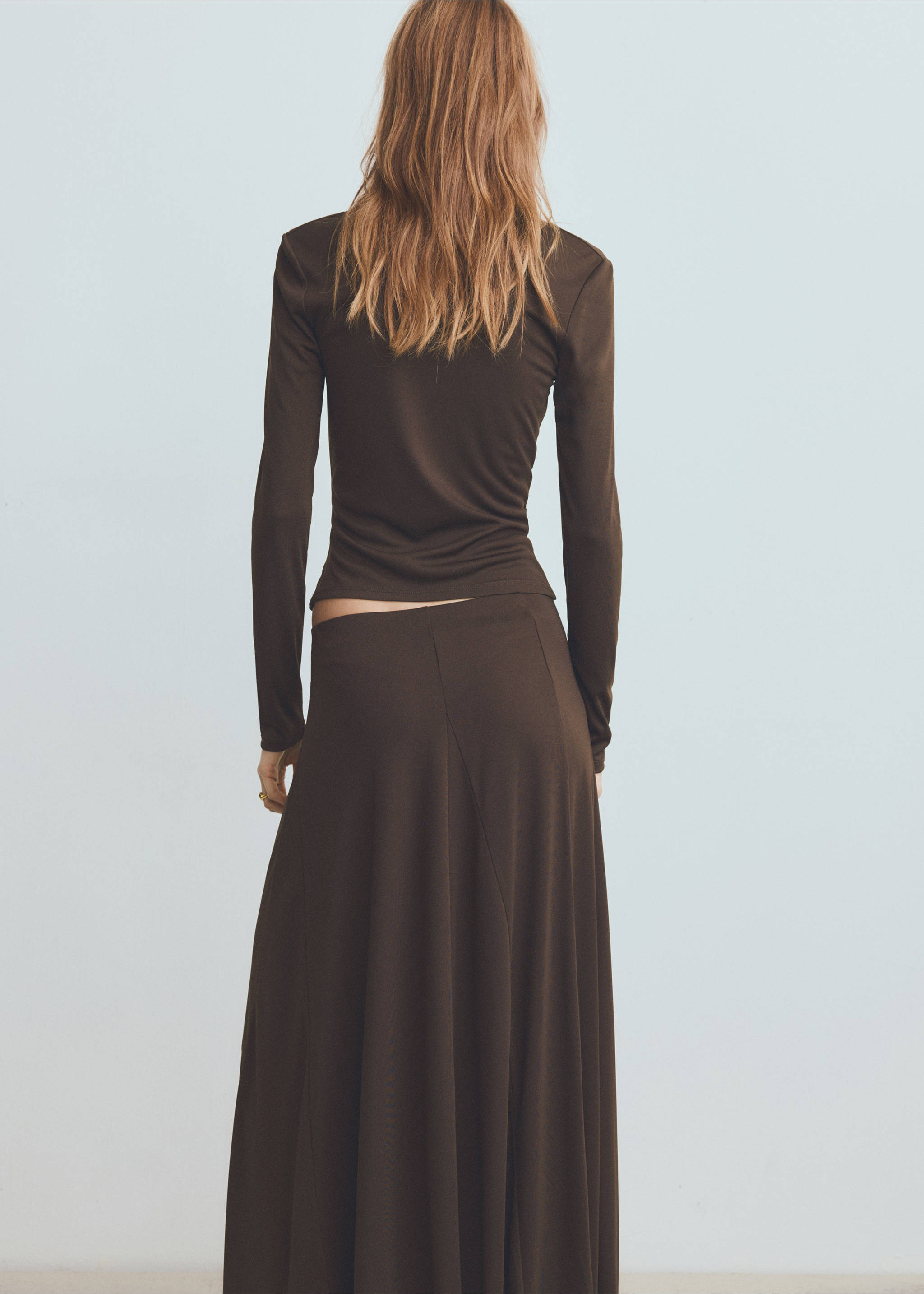 Camiseta entallada cuello drapeado - Reverso del artículo, Marrón. Ref: 27001354-00.