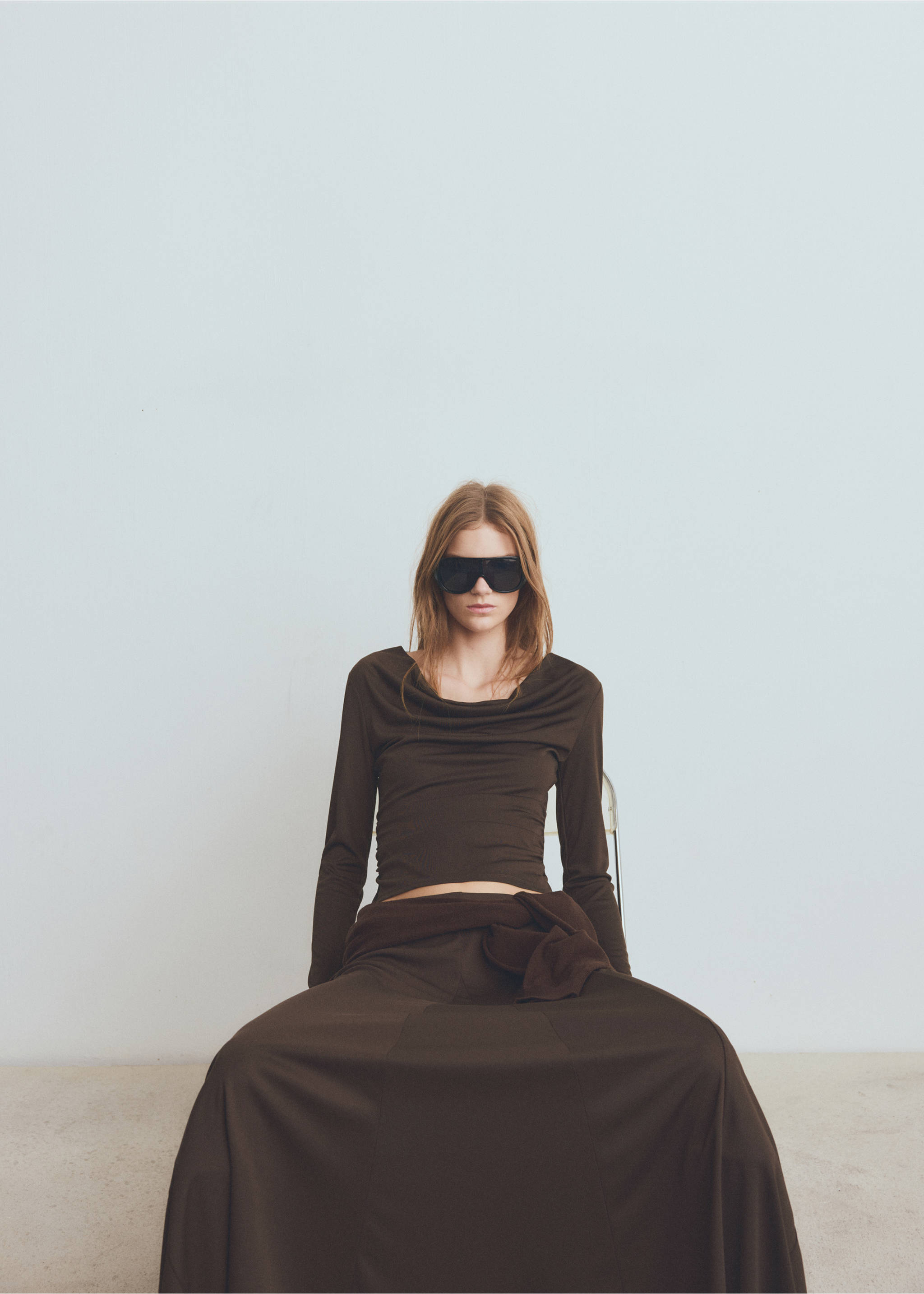 Camiseta entallada cuello drapeado - Detalle del artículo 2, Marrón. Ref: 27001354-00.