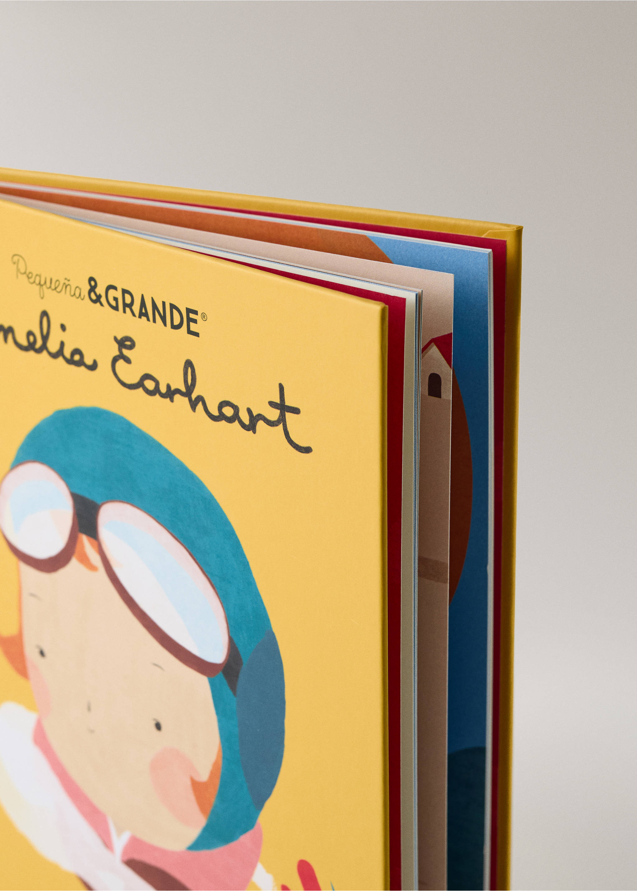 Libro infantil Amelia Earhart - Detalle del artículo 3, Amarillo pastel. Ref: 27001362-00.