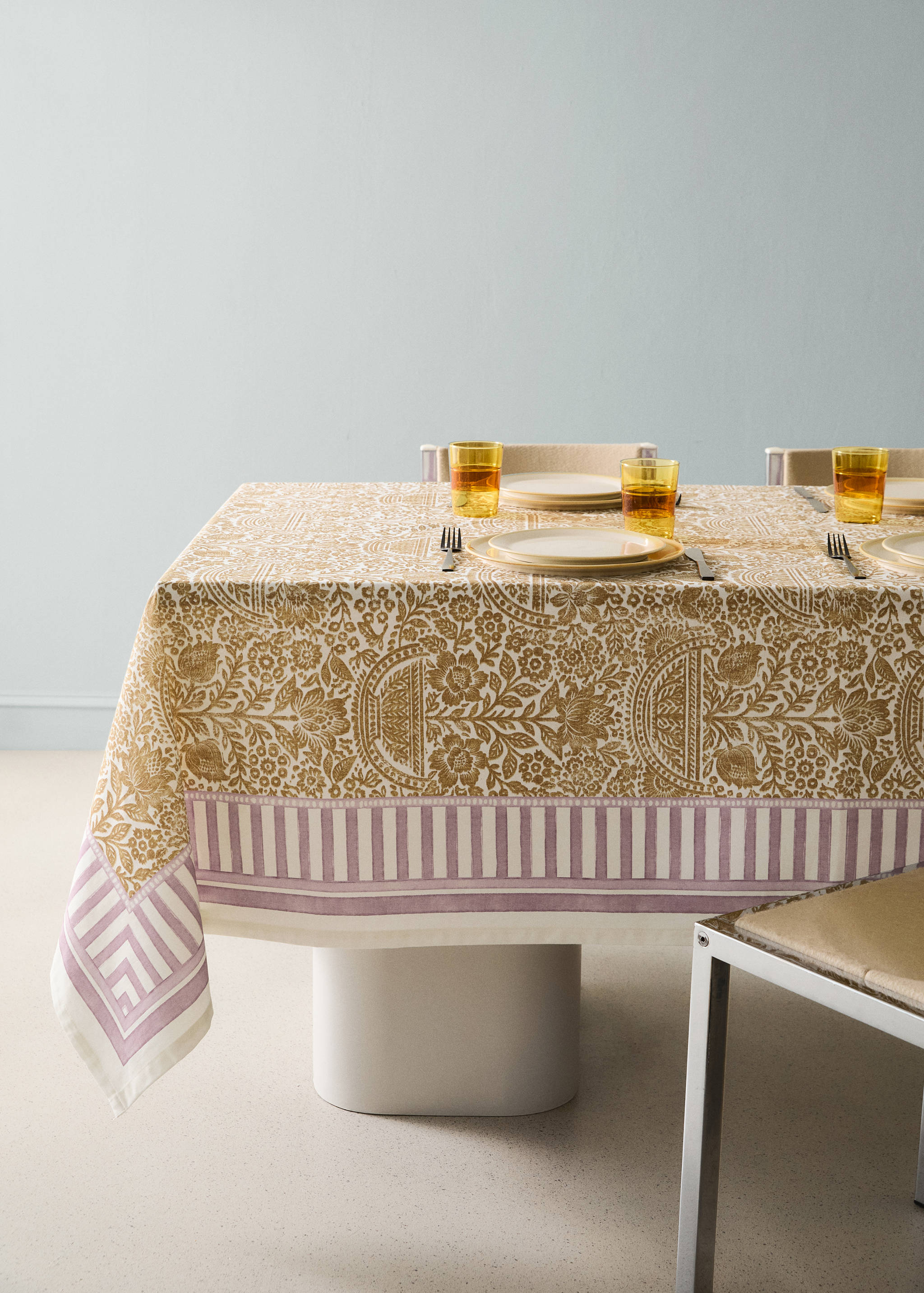 Cotton tablecloth with striped floral patterns for 6 to 8 guests - General plane
