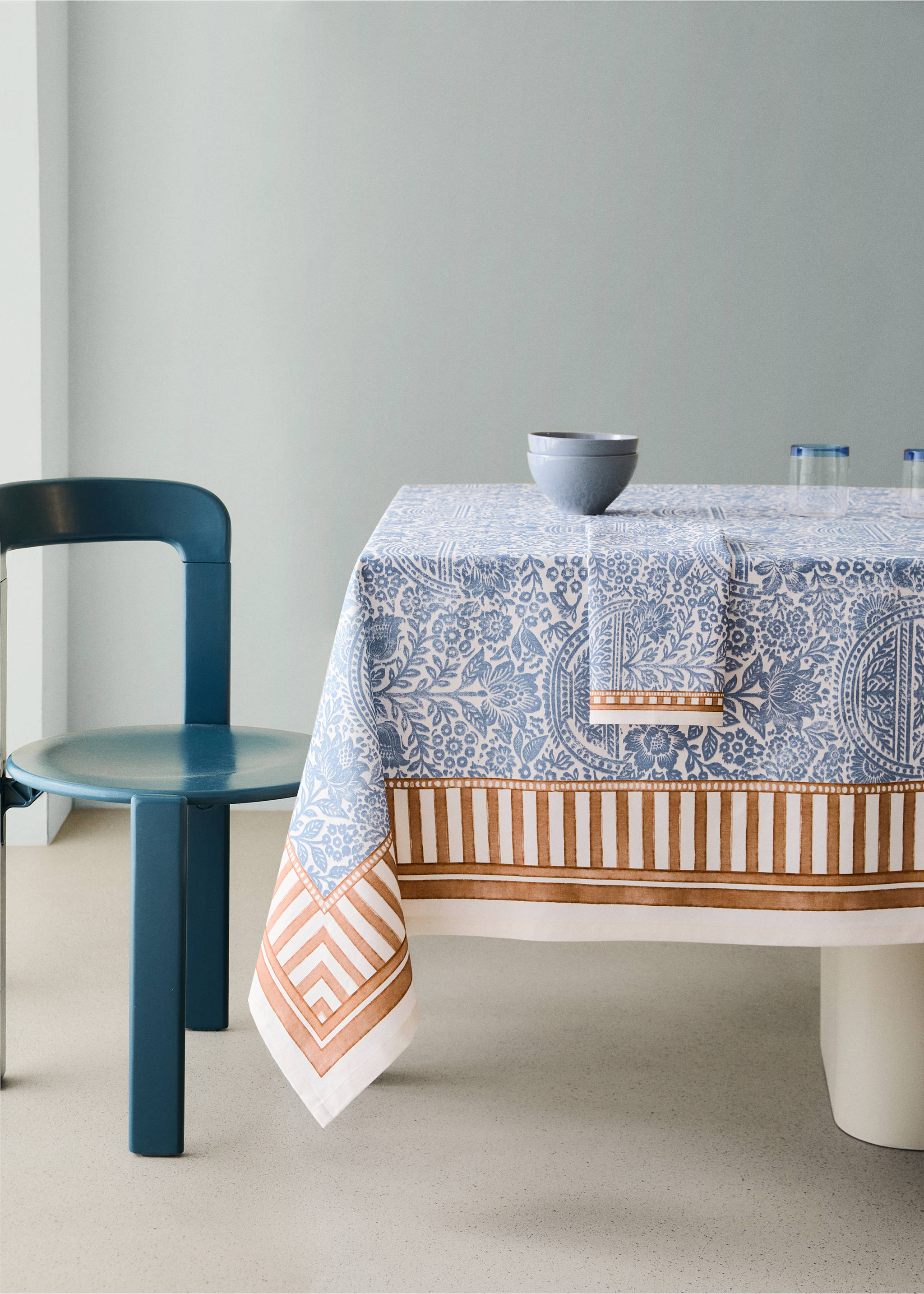 Cotton tablecloth with striped floral patterns for 2 to 4 diners - General plane, Blue. Ref: 27001530-00.