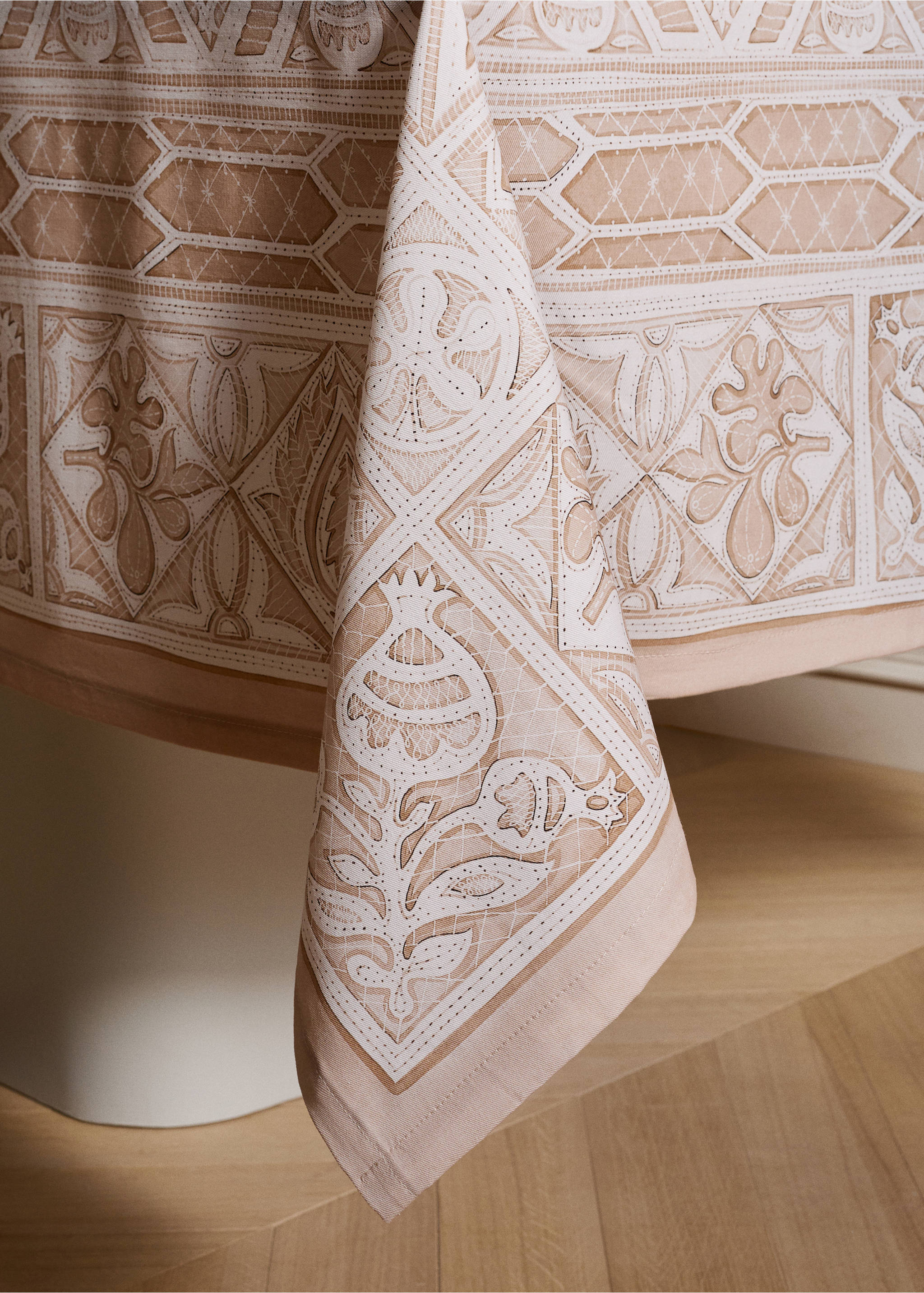 Cotton lace-effect tablecloth for 2 to 4 guests - Details of the article 8, Peach. Ref: 27001537-00.