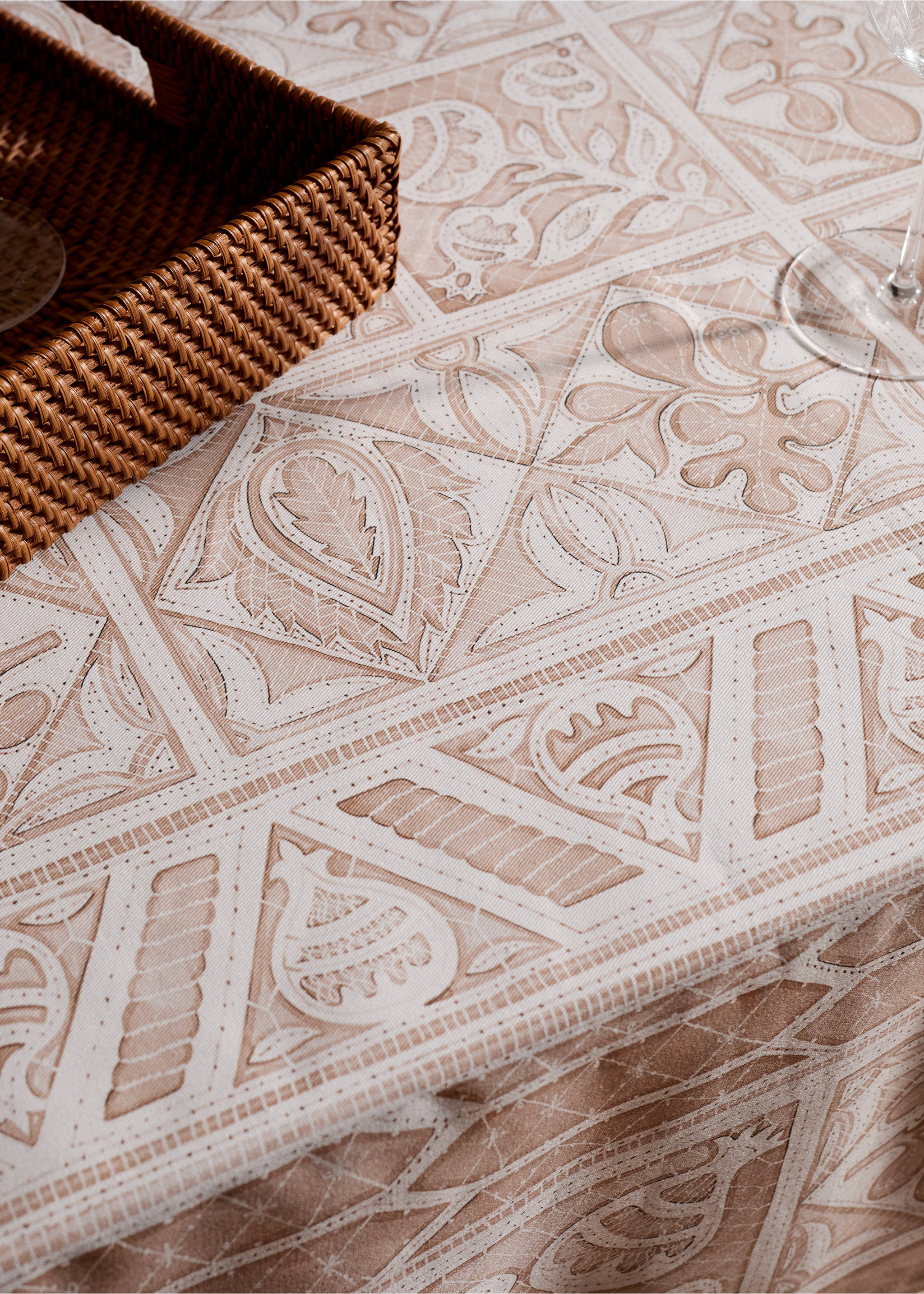 Cotton lace-effect tablecloth for 6 to 8 guests - Details of the article 7, Peach. Ref: 27001538-00.