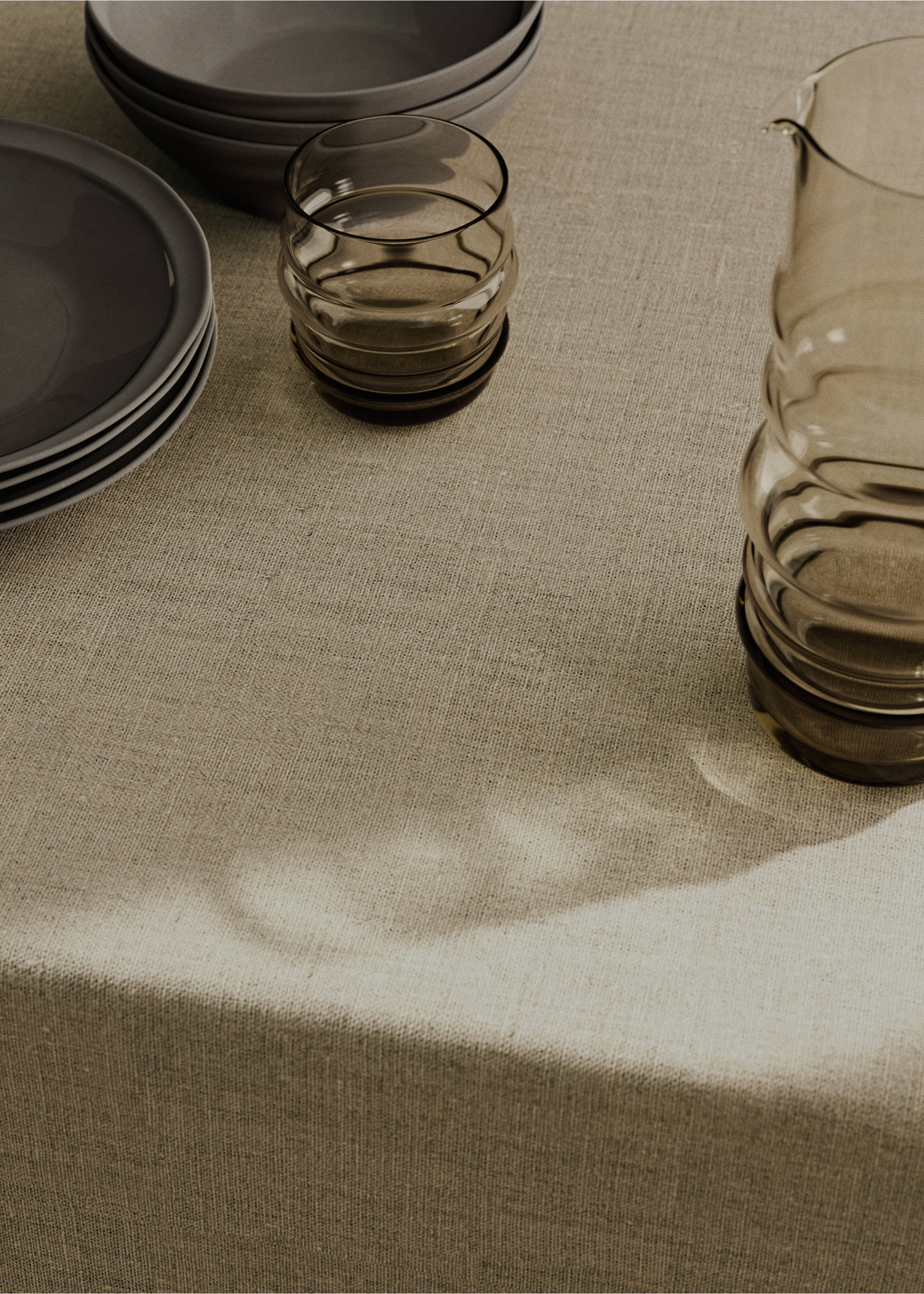 Resin-coated linen tablecloth with contrasting overlock for 2 to 4 diners - Details of the article 7, Light/Pastel Brown. Ref: 27001551-00.