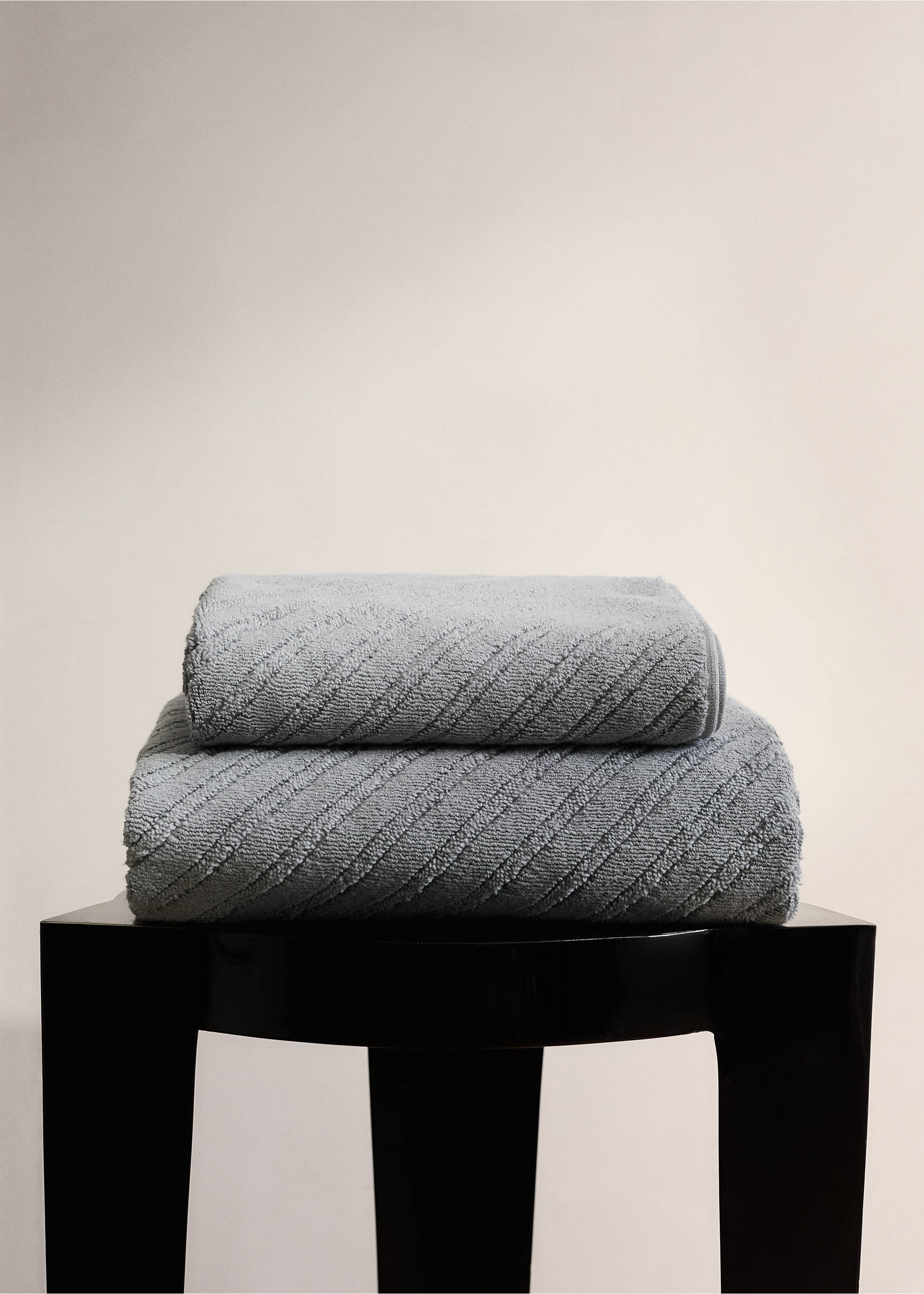 Ręcznik do rąk z bawełny frotté o diagonalnej strukturze - Plan ogólny, Niebieski indygo . Ref: 27001553-00.