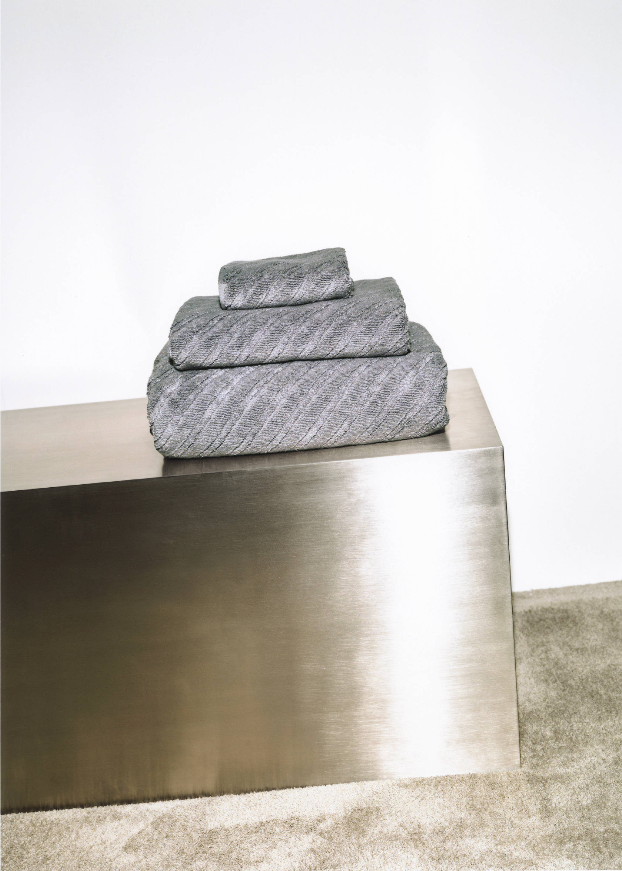 Cotton terry hand towel with diagonal structure - Details of the article 6