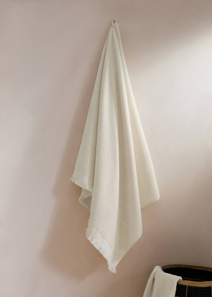 Textured bath towel with fringes — Ecru