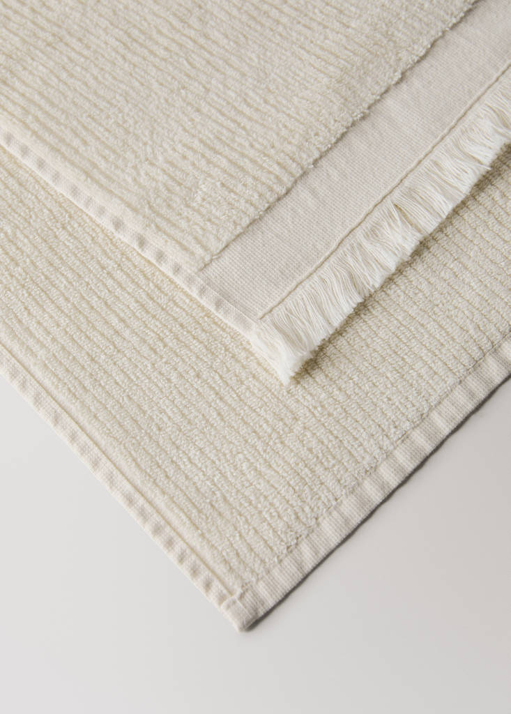 Textured bath towel with fringes — Ecru
