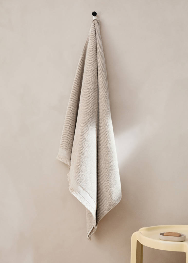 Textured bath towel with fringes — Light/Pastel Grey
