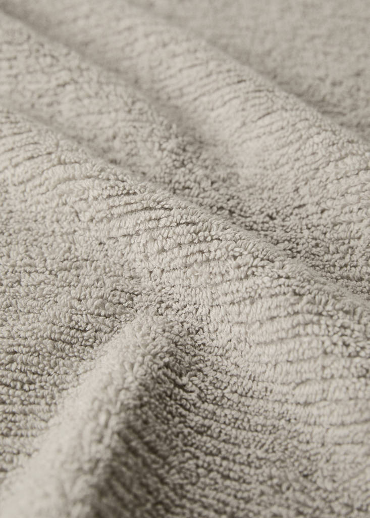 Textured bath towel with fringes — Light/Pastel Grey
