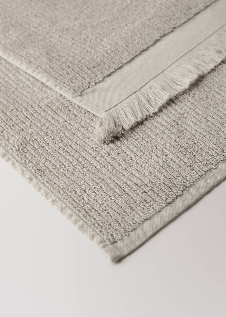 Textured bath towel with fringes — Light/Pastel Grey